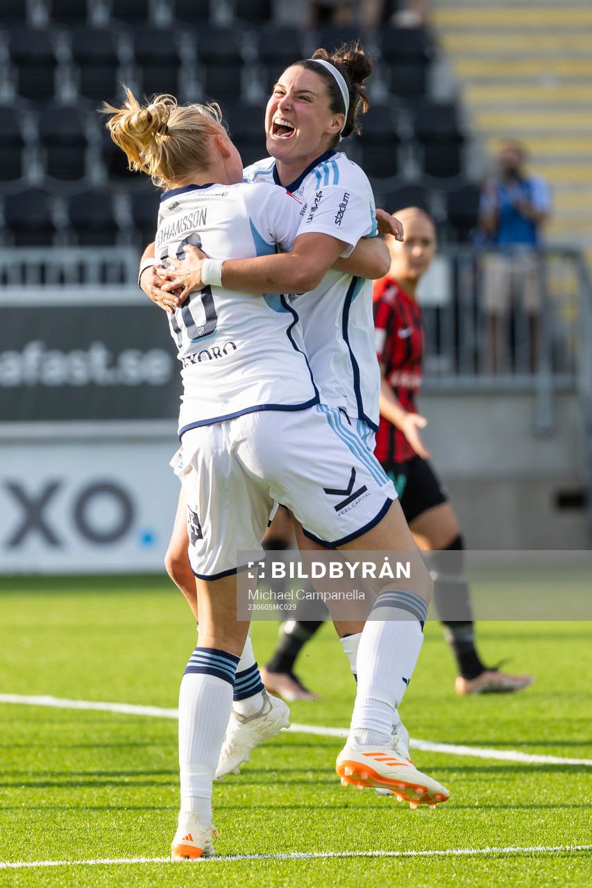 Djurgårdens Stinalisa Johansson jublar med Hayley Dowd