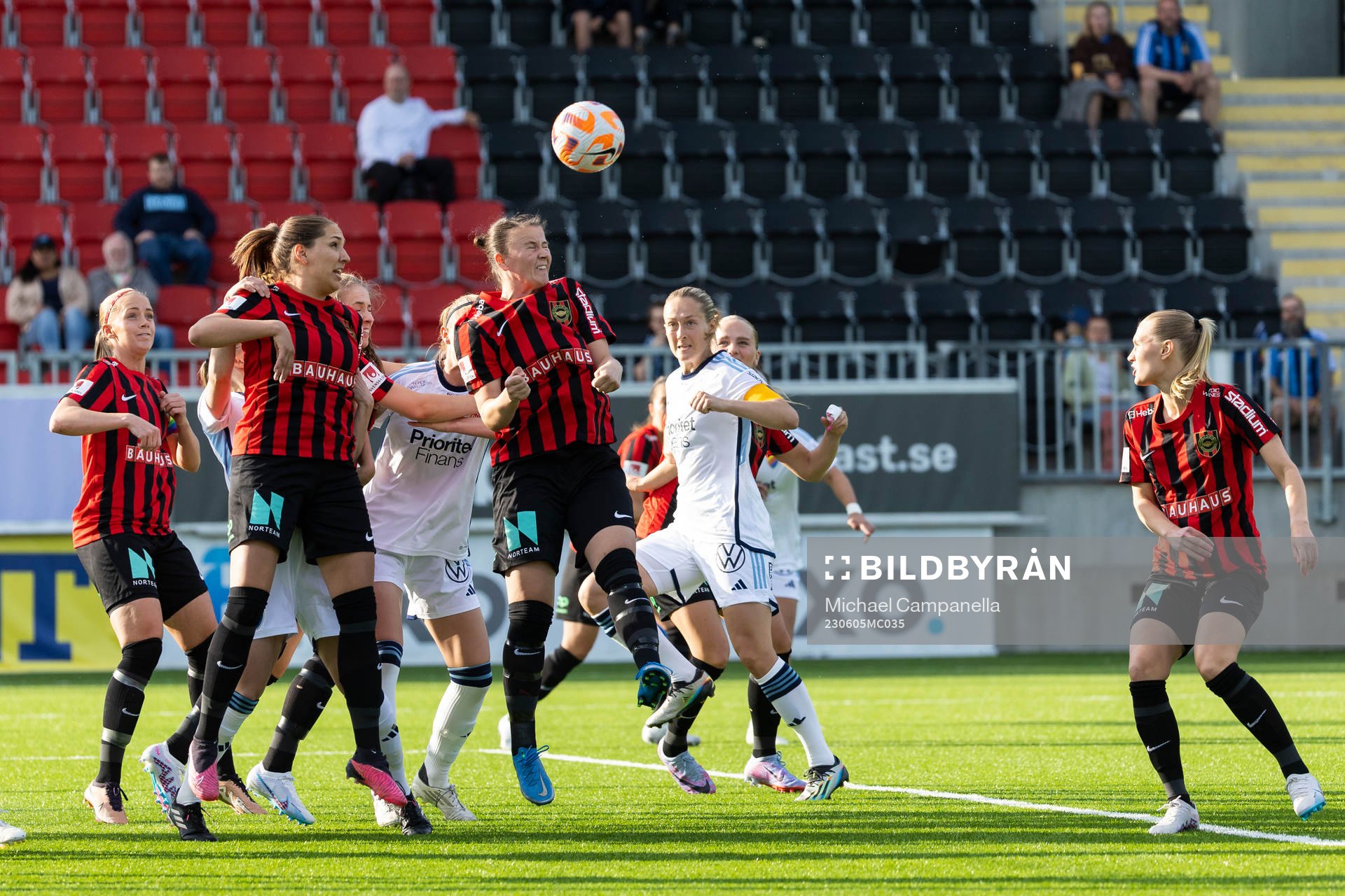 Brommapojkarnas Frida Boriero rensar bort bollen