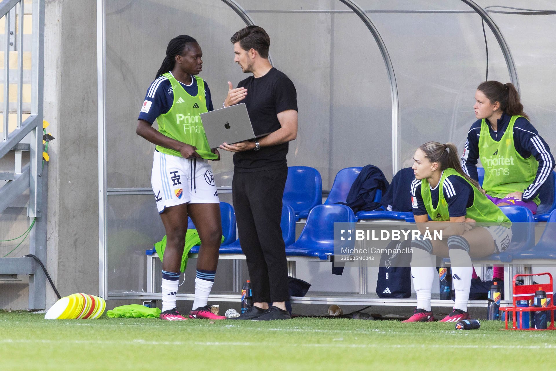 Djurgårdens tränare Magnus Pålsson pratar med Flavine