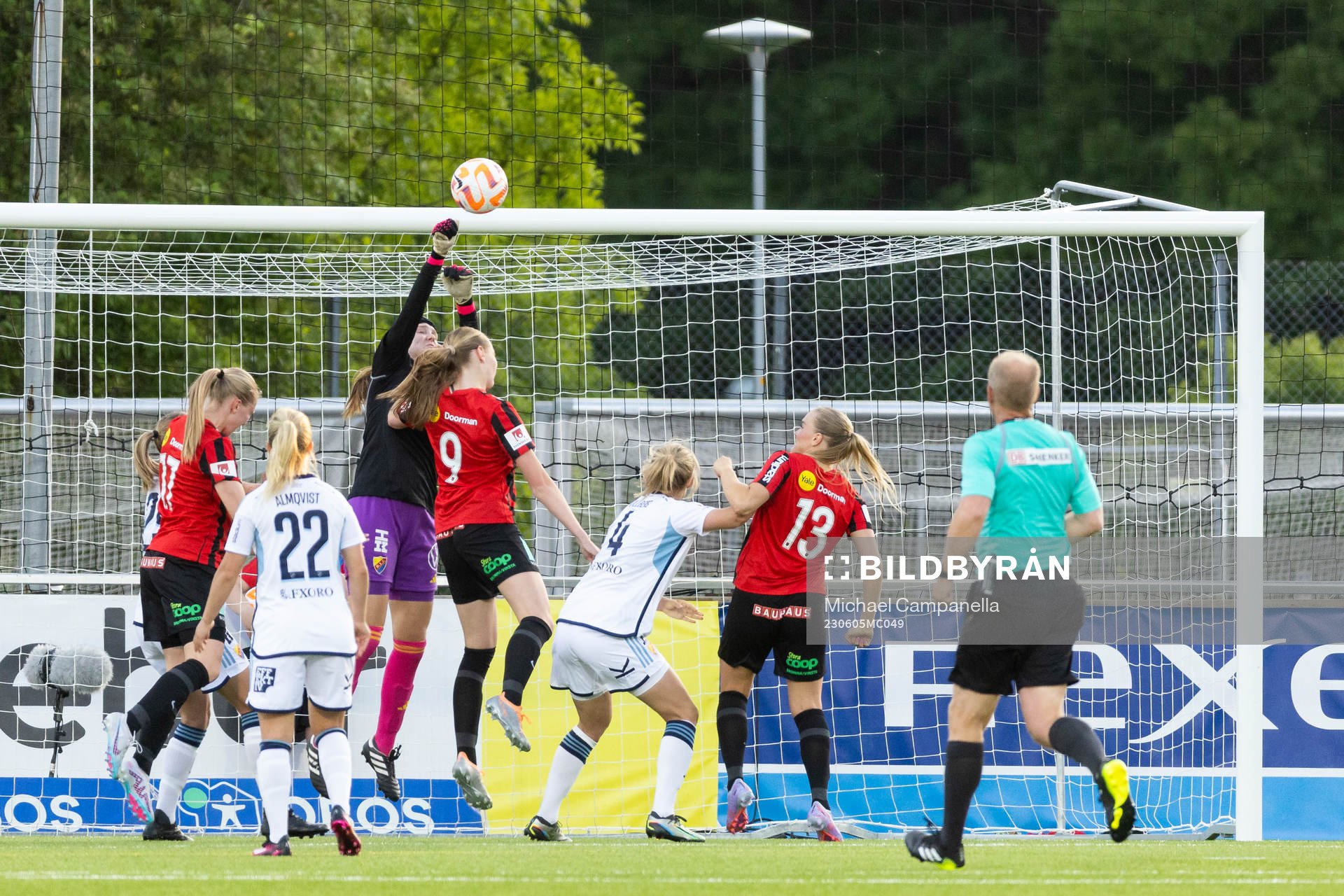 Djurgårdens målvakt Elvira Björklund med en räddning