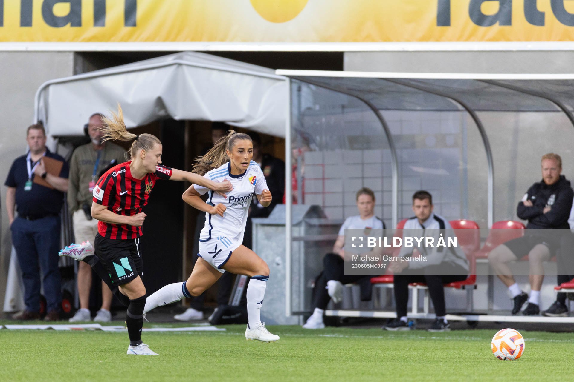 Djurgårdens Tilde Lindwall och Brommapojkarnas  Sara Olai