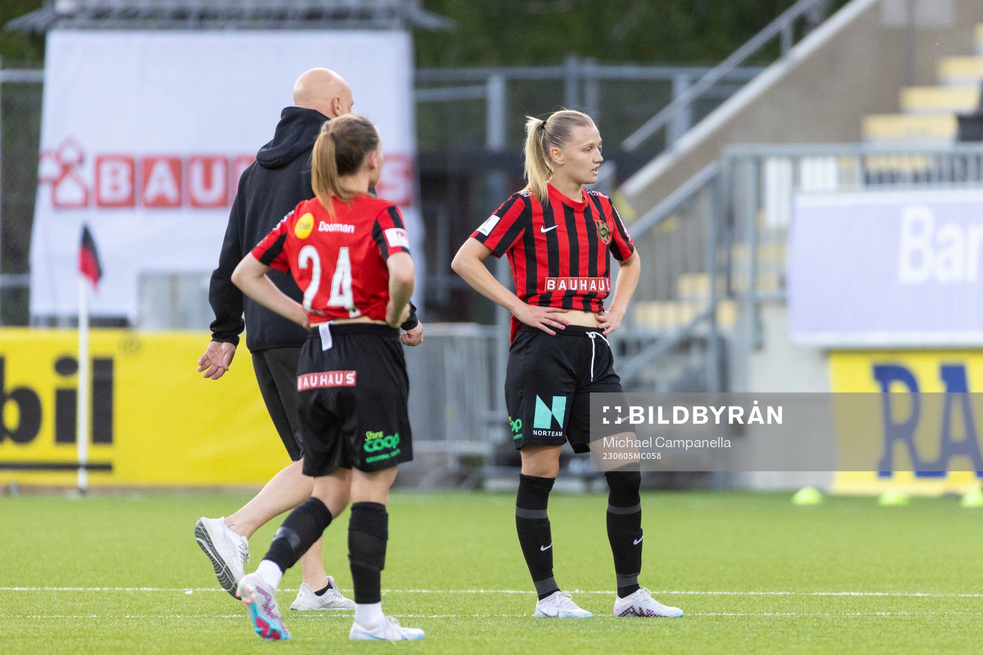 Brommapojkarnas Sara Olai och Filippa Wallén deppar