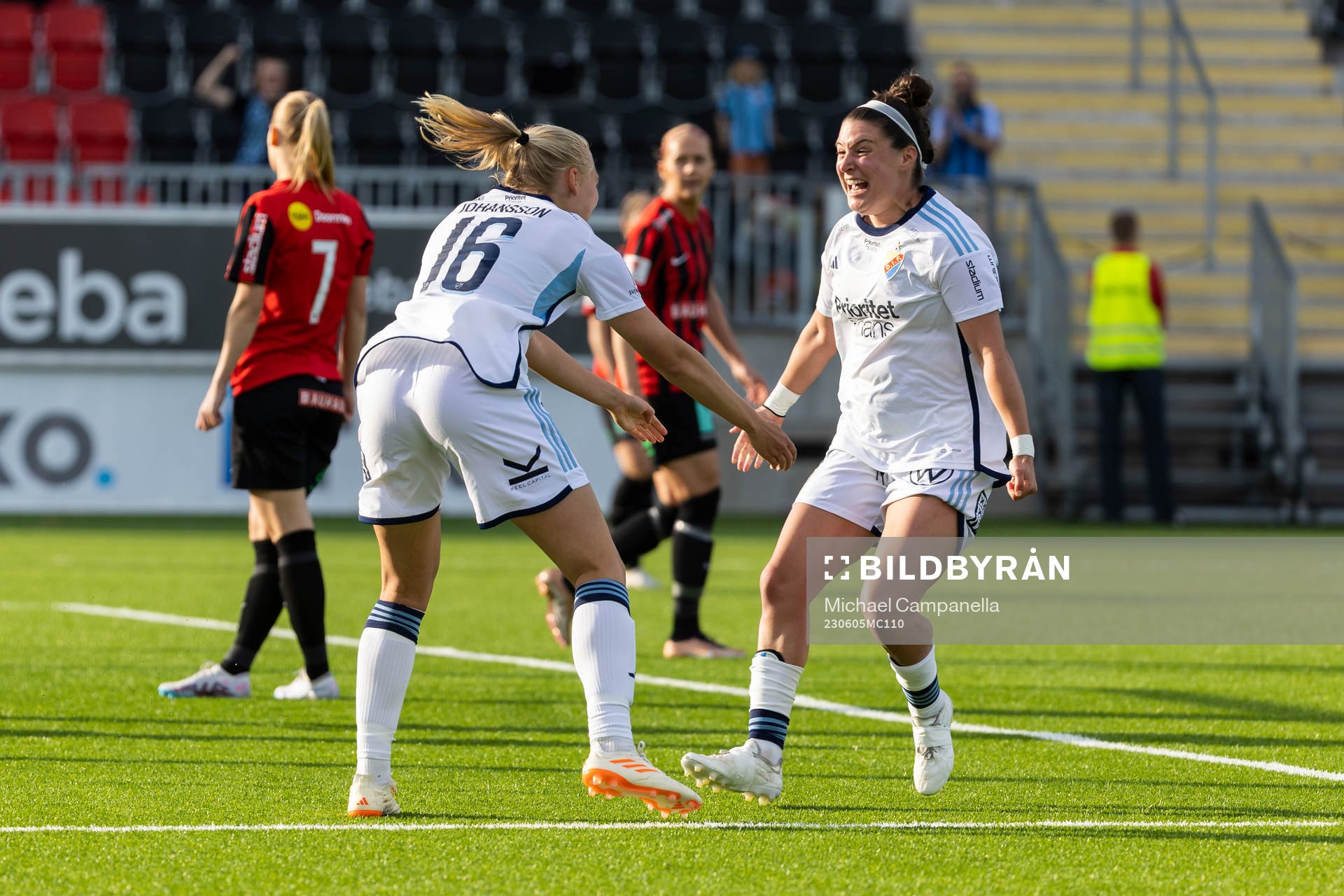 Djurgårdens Stinalisa Johansson jublar med Hayley Dowd