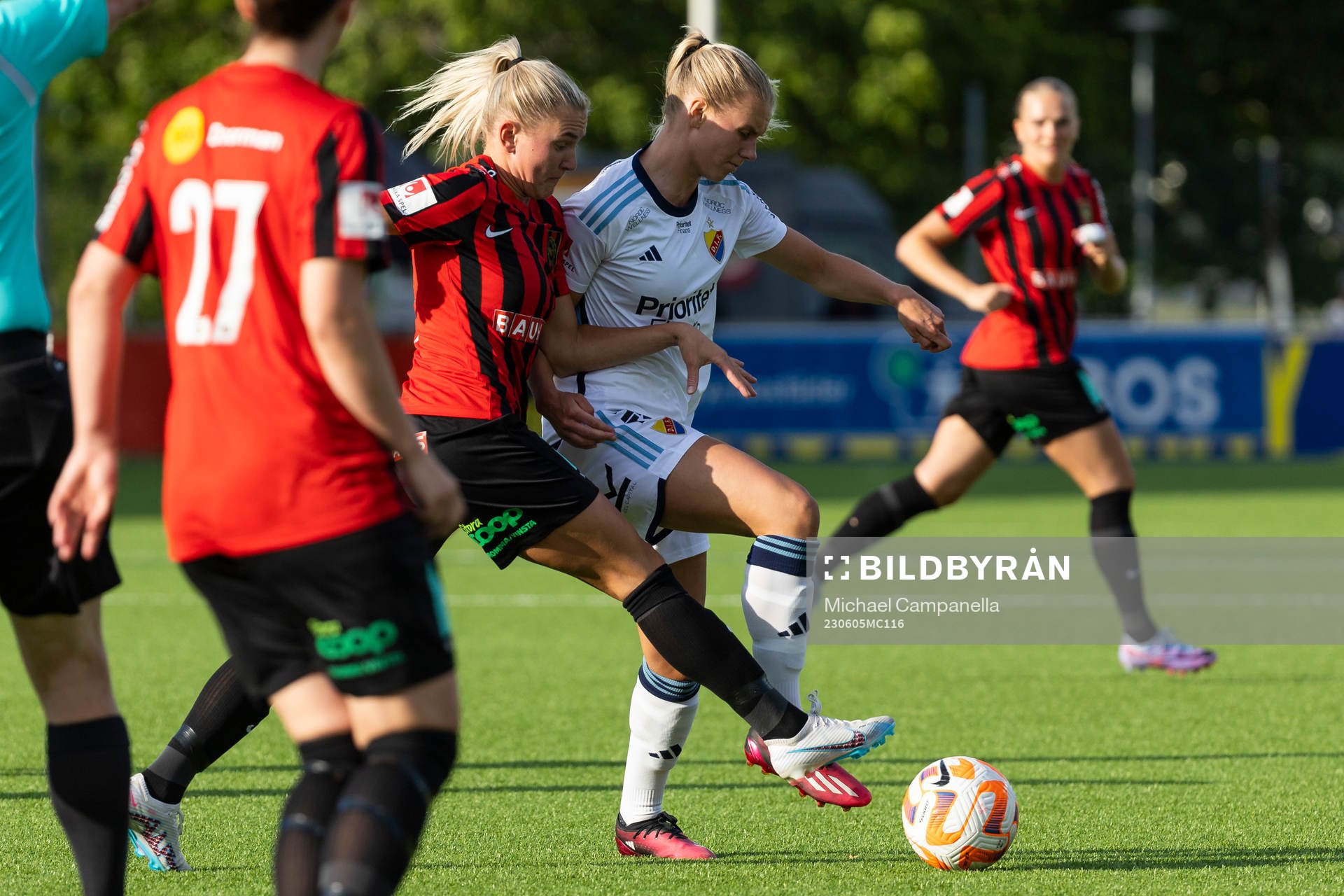 Djurgårdens Nellie Lilja och Brommapojkarnas Ellen Toivio