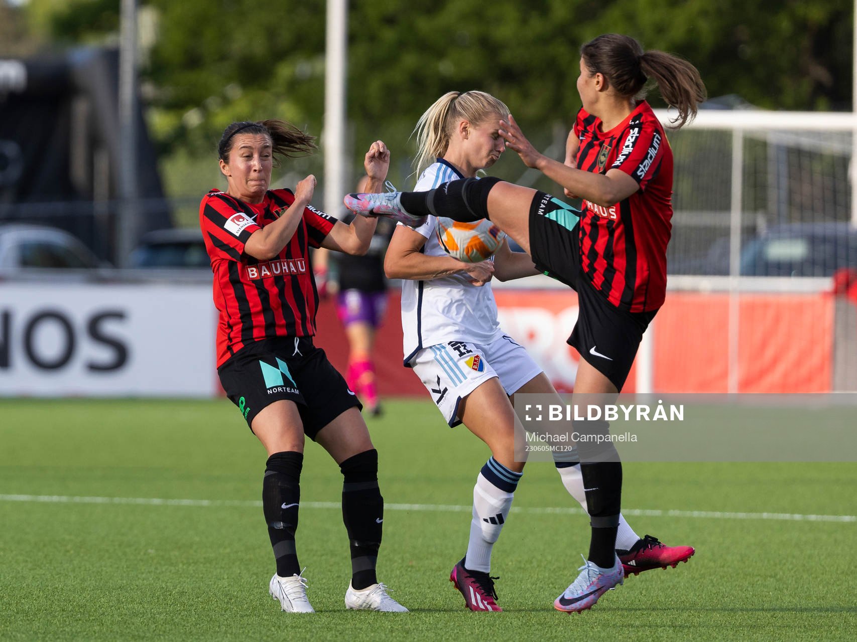 Djurgårdens Nellie Lilja mot Brommapojkarnas Julia Olsson