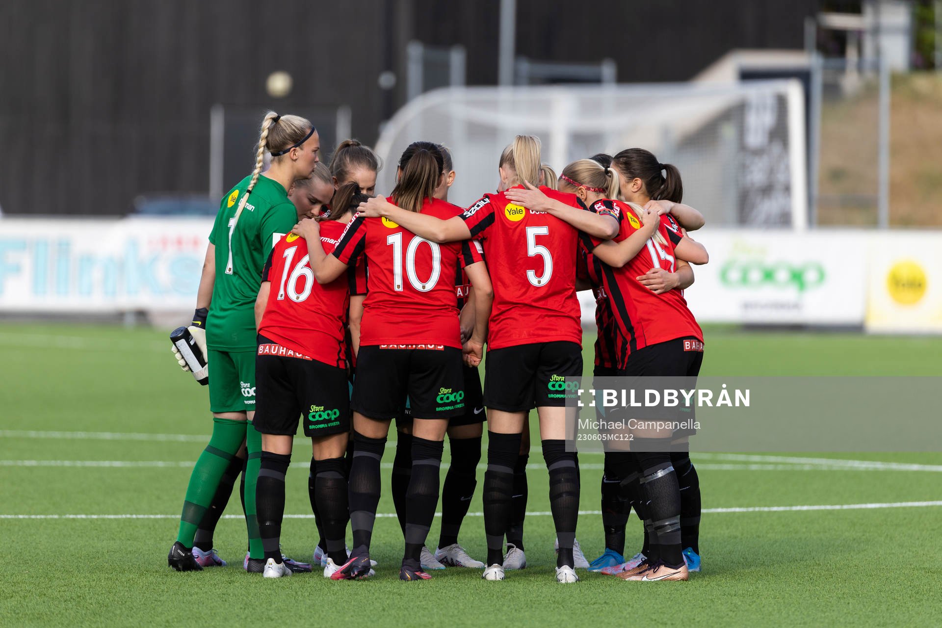 Brommapojkarnas spelare samlar sig under fotbollsmatchen i Damallsvenskan mellan Brommapojkarna och Djurgården den 5 juni 2023 i Stockholm.