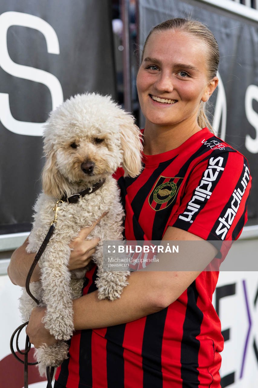 Brommapojkarnas Klara Andrup med en hund