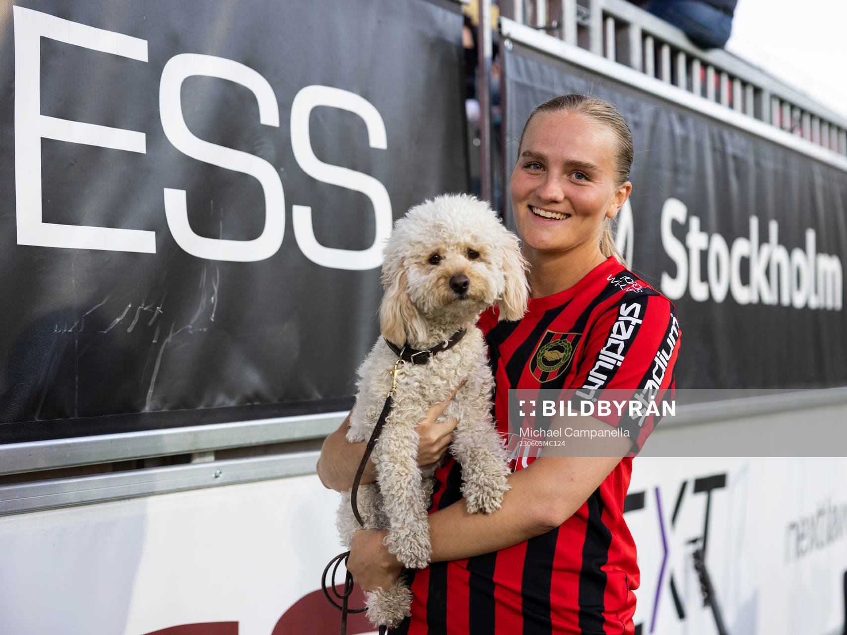 Brommapojkarnas Klara Andrup med en hund