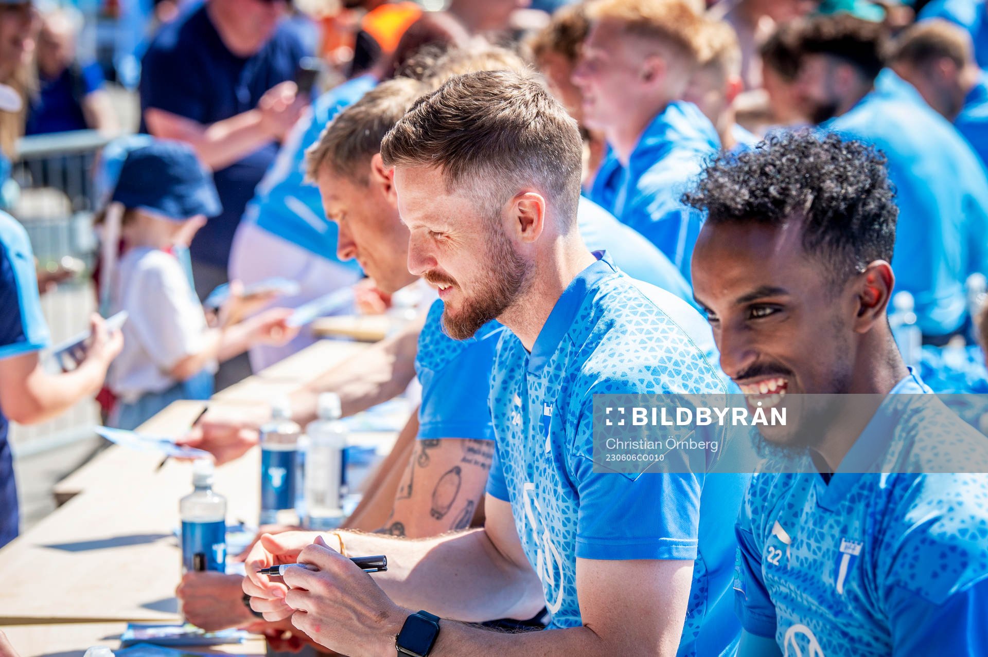 Laget för alla är en flerårig satsning där Malmö FF ska nå ut till fler malmöbor. Lasse Nielsen och Taha Ali skriver autografer med lagkamraterna under premiären för Laget för alla den 6 juni 2023 i Malmö.