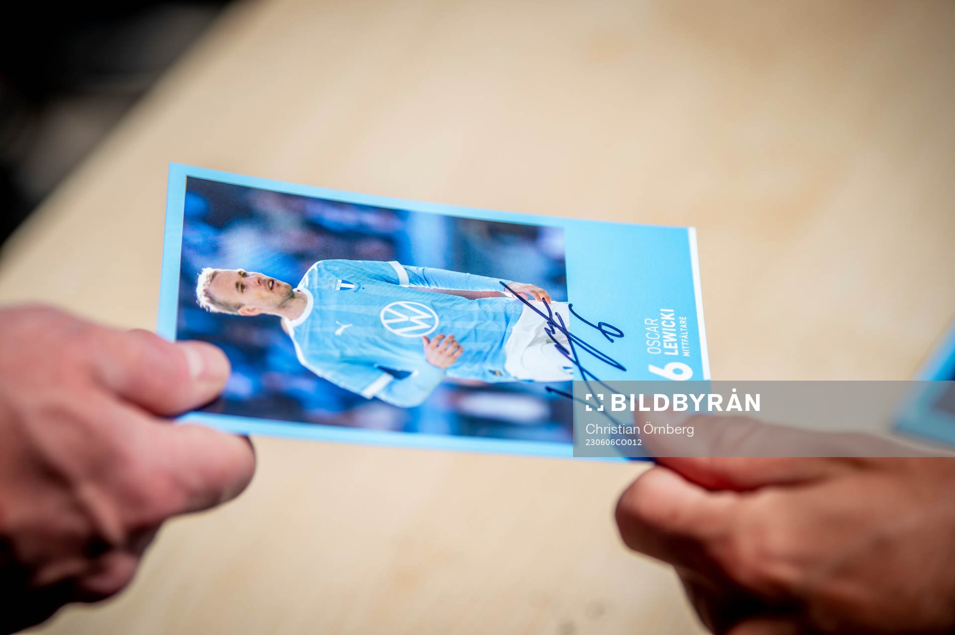Laget för alla är en flerårig satsning där Malmö FF ska nå ut till fler malmöbor. Oscar Lewicki skriver autografer med lagkamraterna under premiären för Laget för alla den 6 juni 2023 i Malmö. 