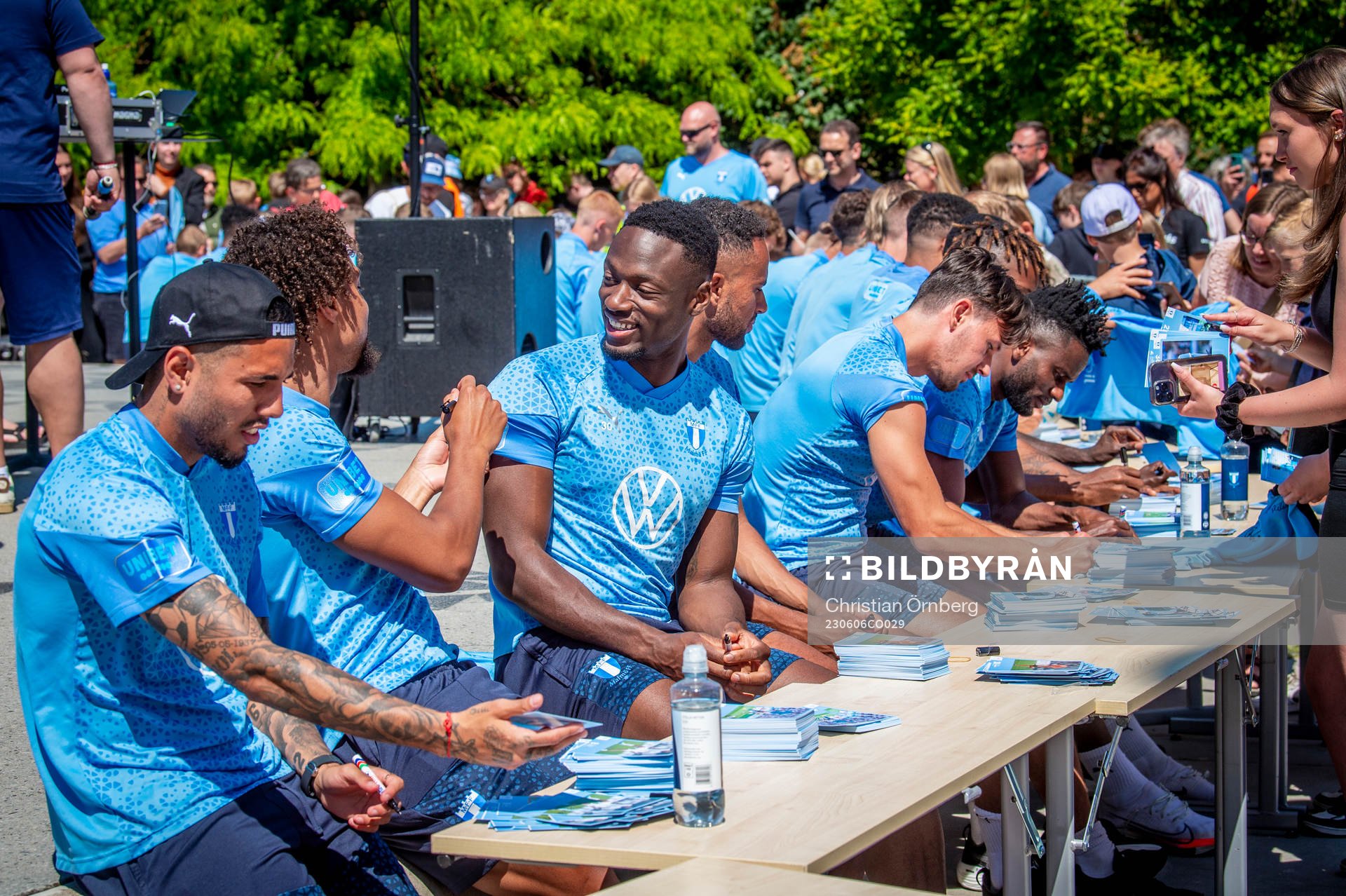 Laget för alla är en flerårig satsning där Malmö FF ska nå ut till fler malmöbor. Spelarna skriver autografer under premiären för Laget för alla den 6 juni 2023 i Malmö. 