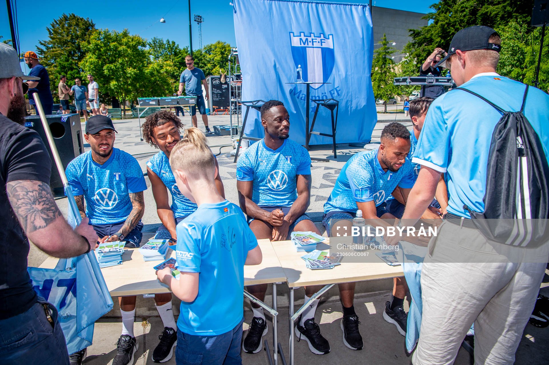 Laget för alla är en flerårig satsning där Malmö FF ska nå ut till fler malmöbor. Spelarna skriver autografer under premiären för Laget för alla den 6 juni 2023 i Malmö.