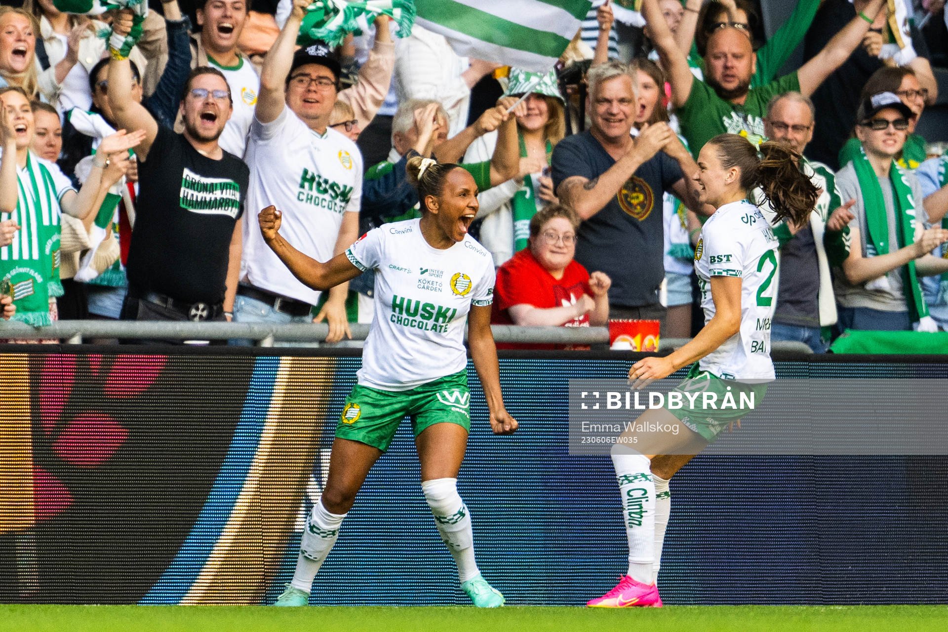 Hammarbys Madelen Janogy jublar med lagkamrater
