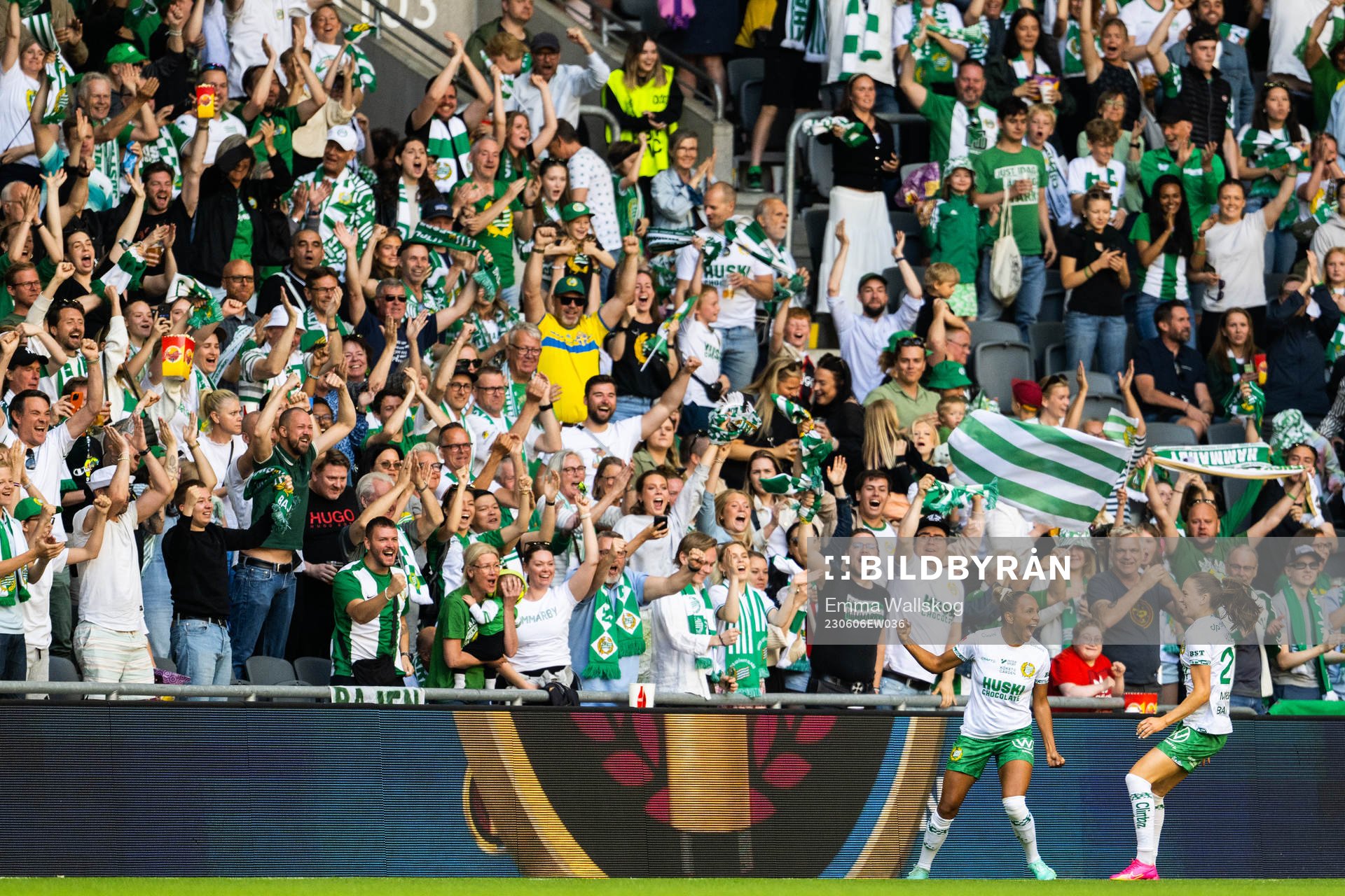 Hammarbys Madelen Janogy jublar med lagkamrater