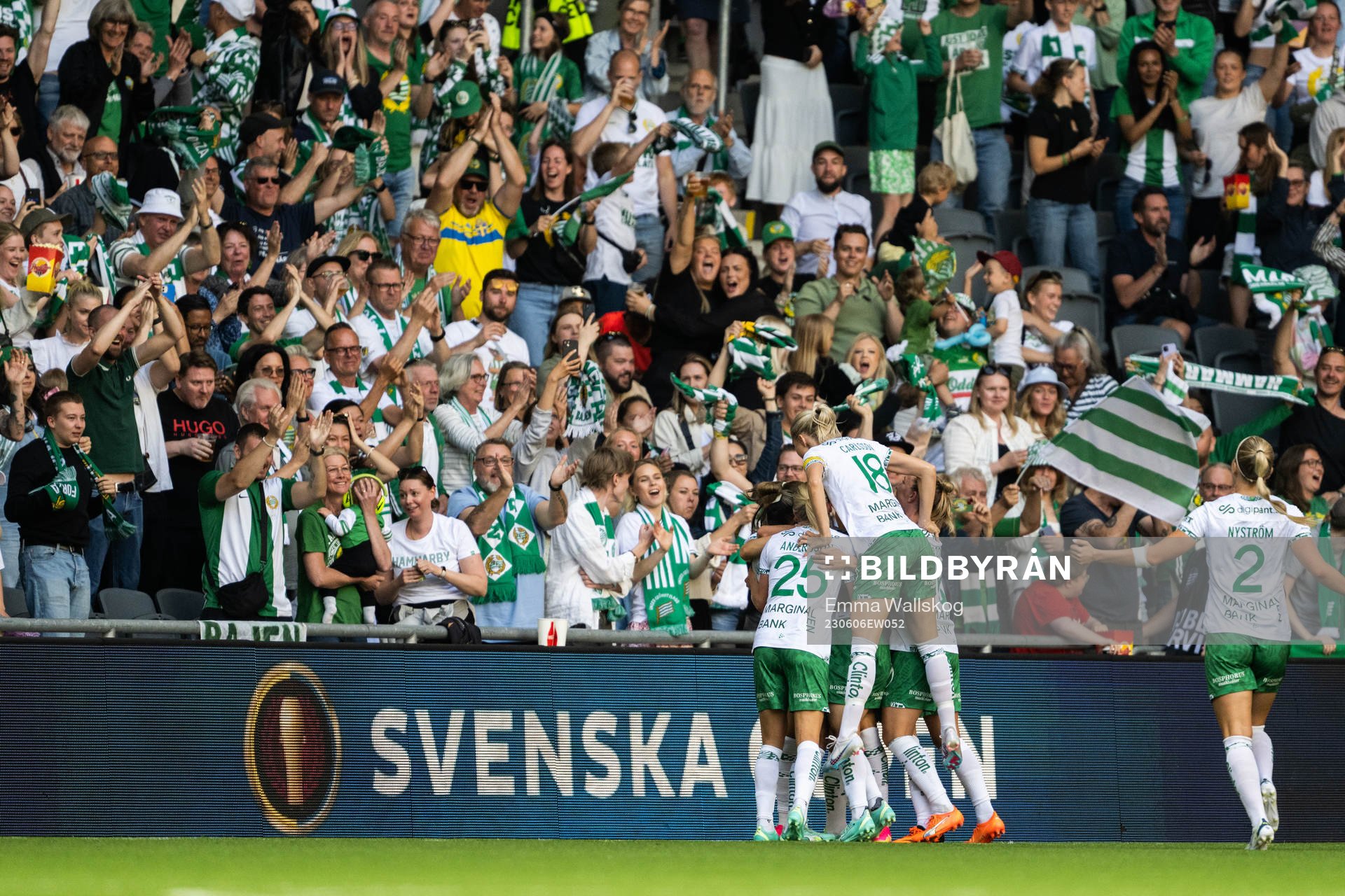 Hammarbys Madelen Janogy jublar med lagkamrater