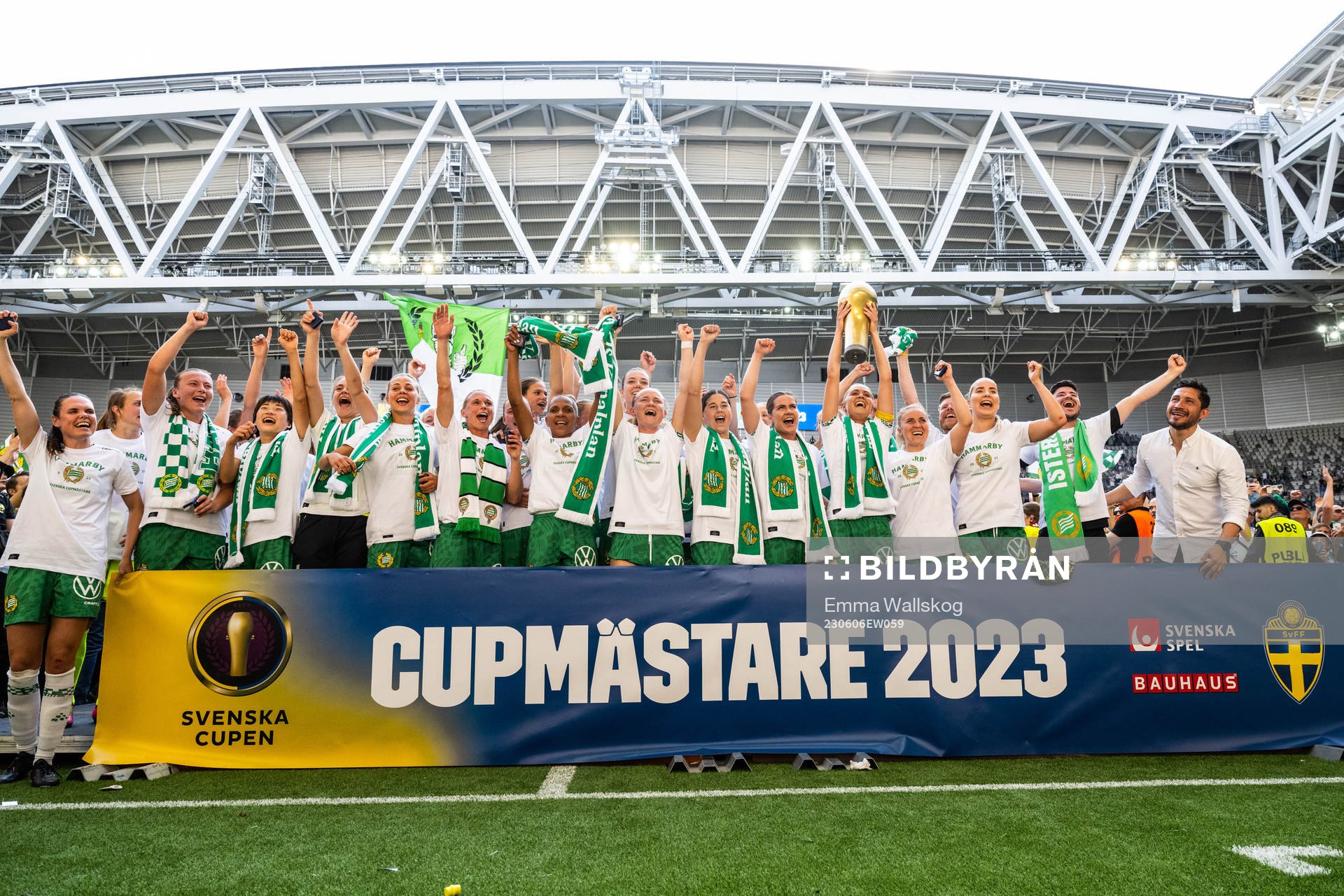 Hammarbys spelare jublar med pokalen