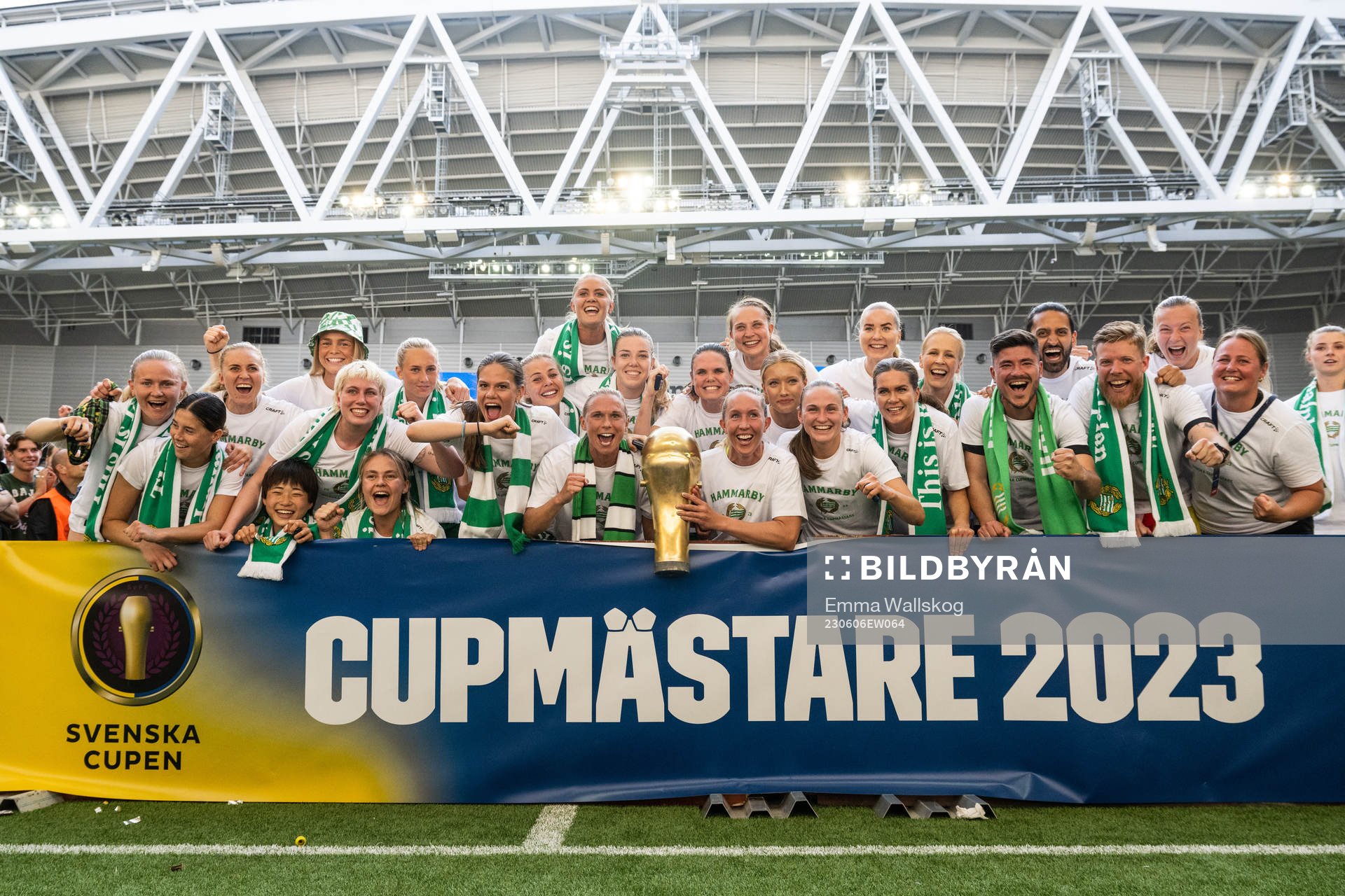 Hammarbys spelare jublar med pokalen
