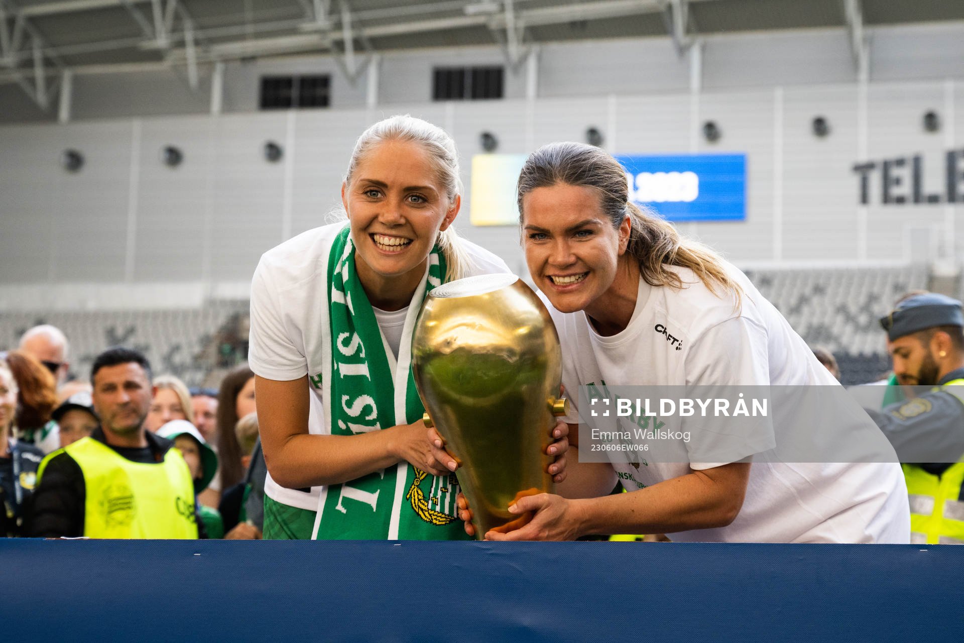 Hammarbys Alice Carlsson och Hanna Folkesson jublar