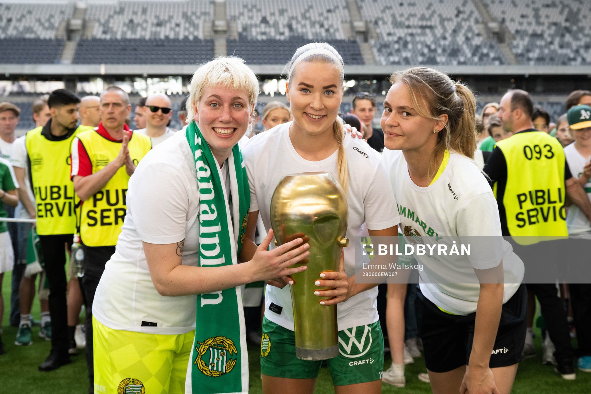Hammarbys målvakt Moa Edrud, Eva Nyström och målvakt