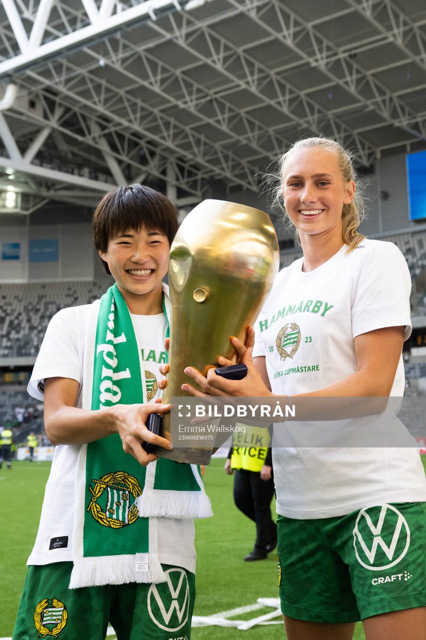 Hammarbys Maika Hamano och Ellen Wangerheim jublar med