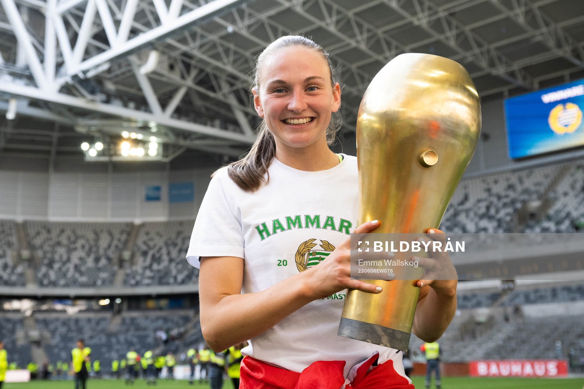 Hammarbys Vilde Hasund jublar med pokalen