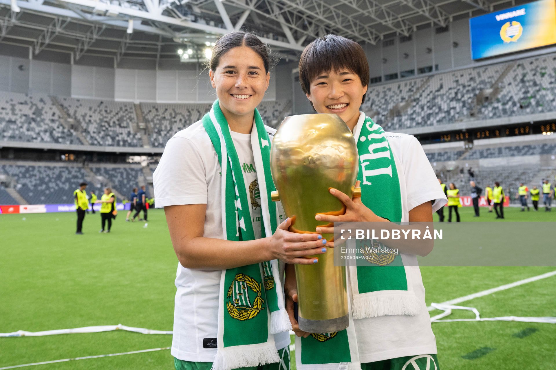 Hammarbys Kyra Cooney-Cross och Maika Hamano jublar med