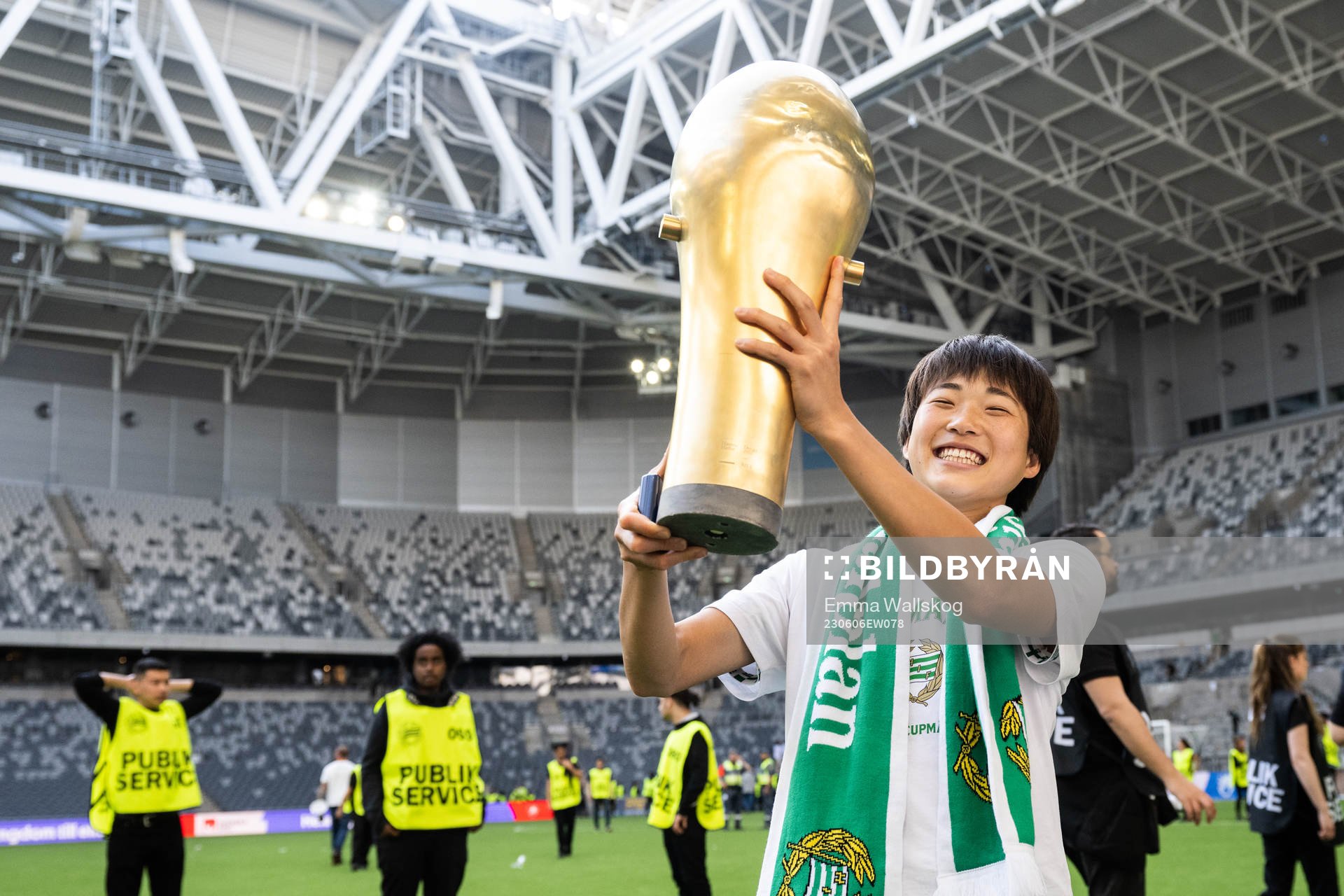 Hammarbys Maika Hamano jublar med pokalen