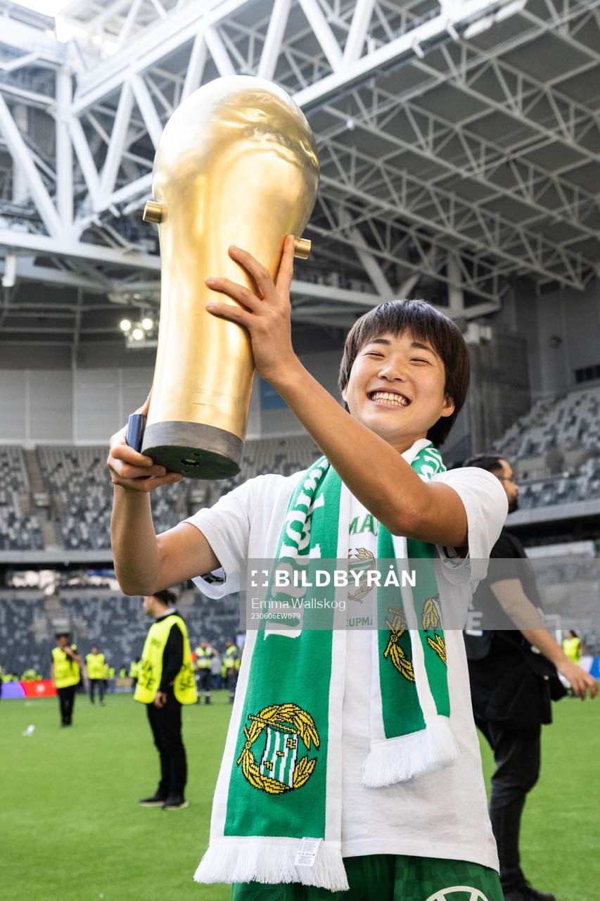 Hammarbys Maika Hamano jublar med pokalen