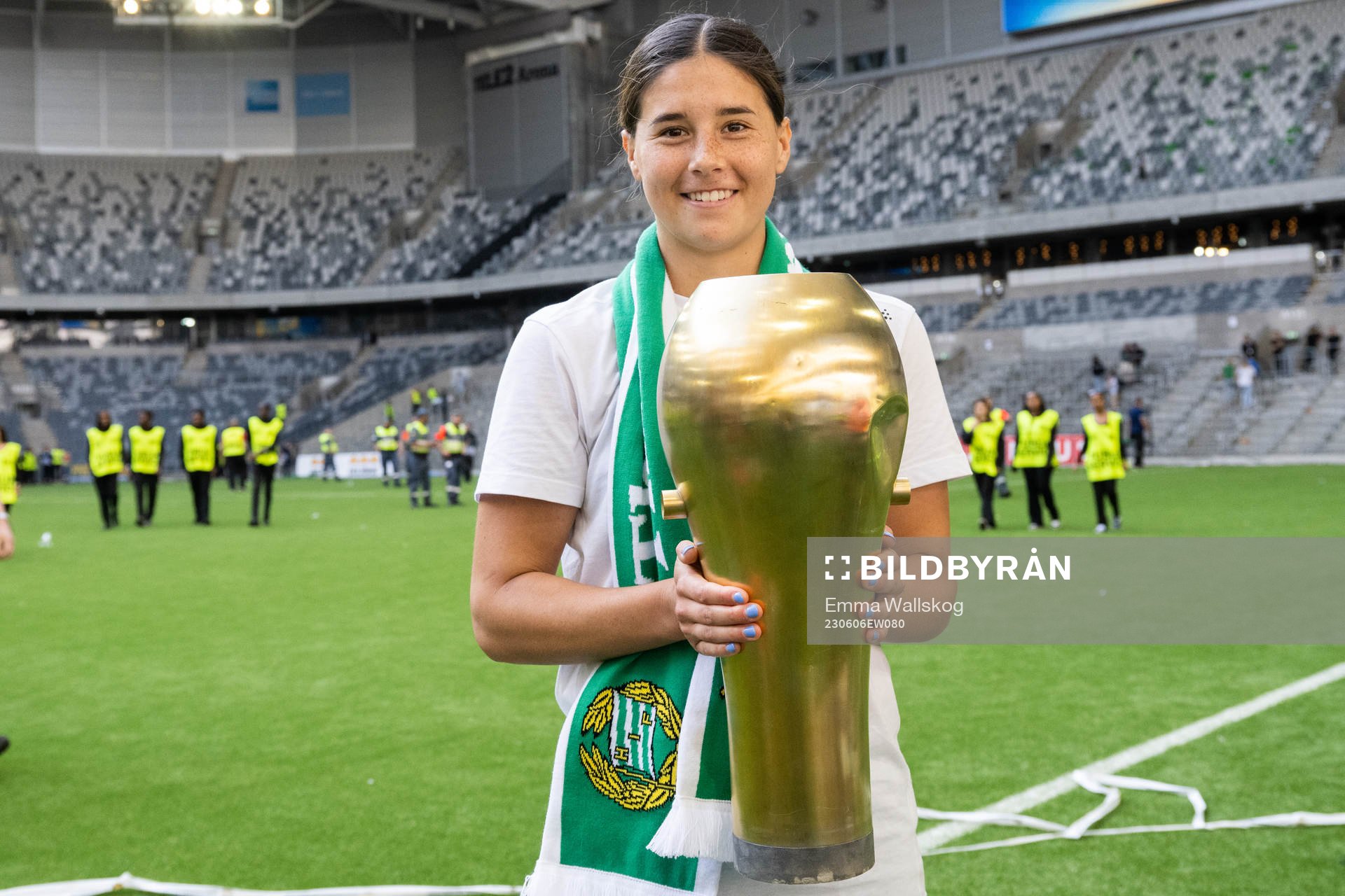 Hammarbys Kyra Cooney-Cross jublar med pokalen