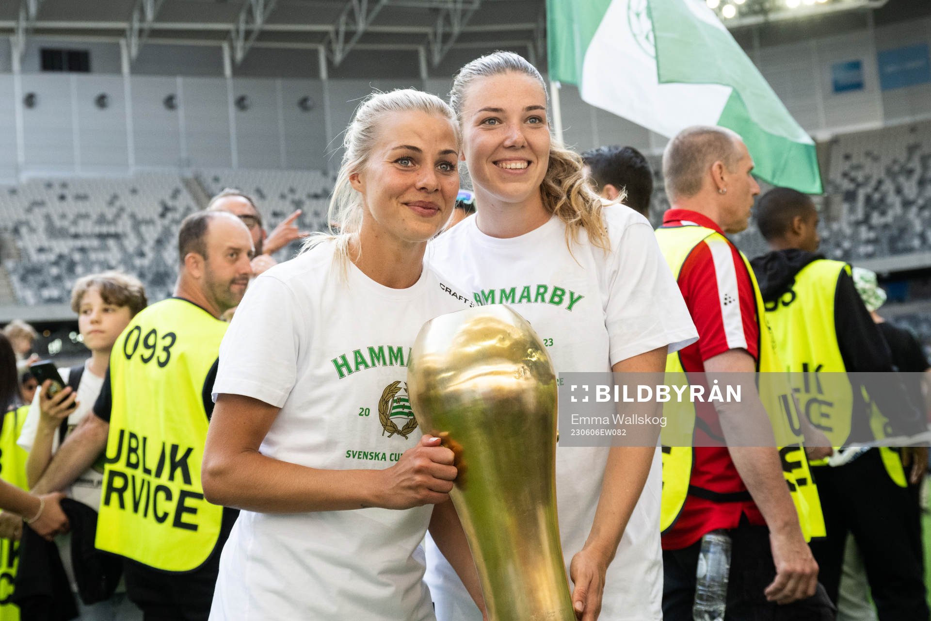 Hammarbys Lotta Ökvist och Emma Westin jublar med pokalen