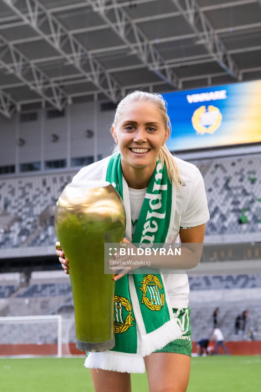 Hammarbys Alice Carlsson jublar med pokalen
