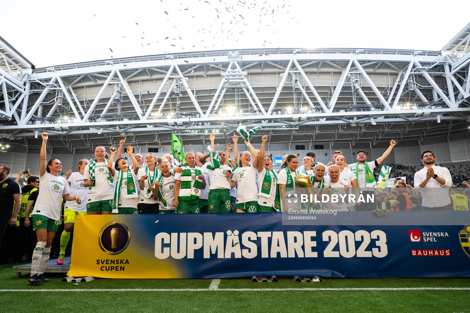 Hammarbys spelare jublar med pokalen