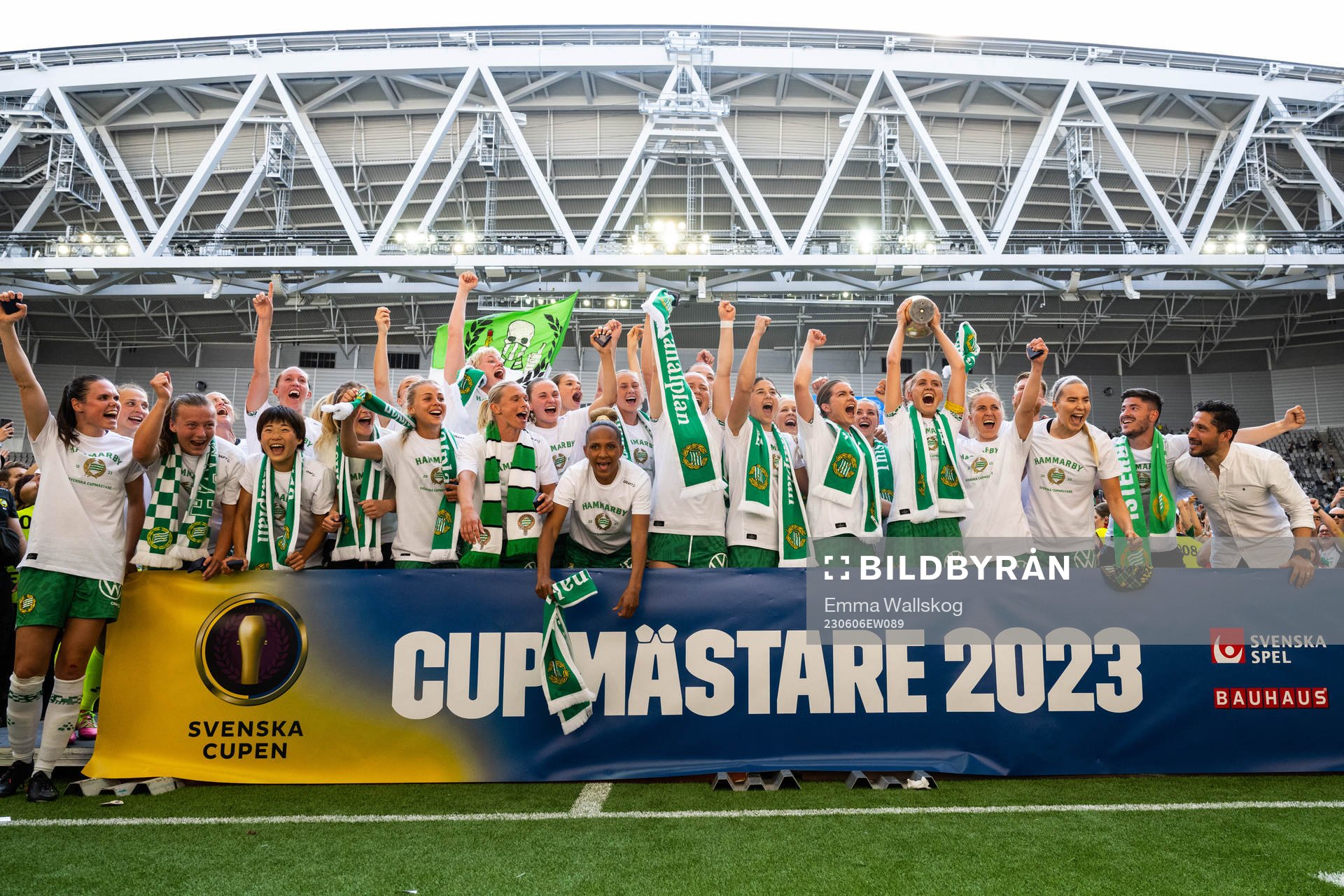 Hammarbys spelare jublar med pokalen