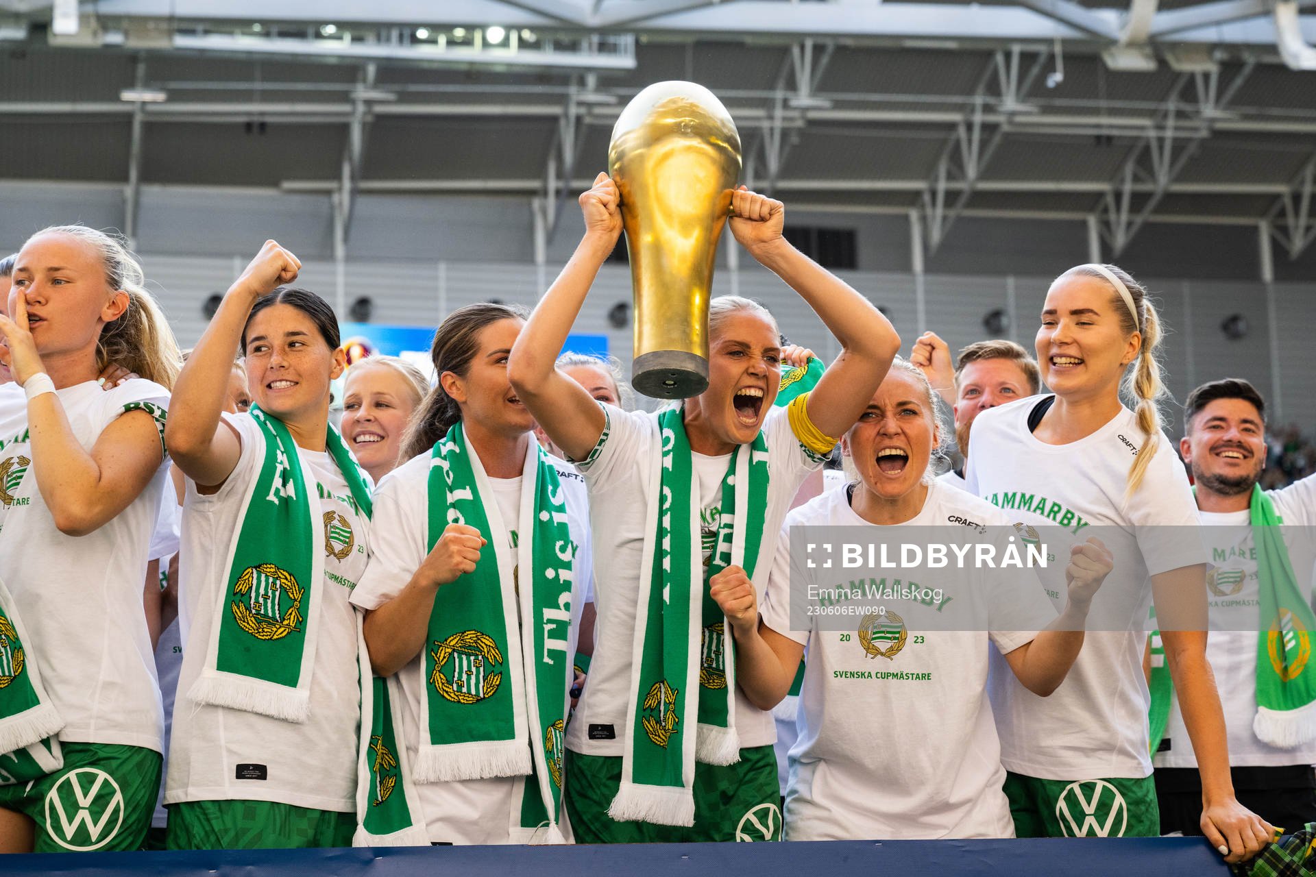 Hammarbys spelare jublar med pokalen