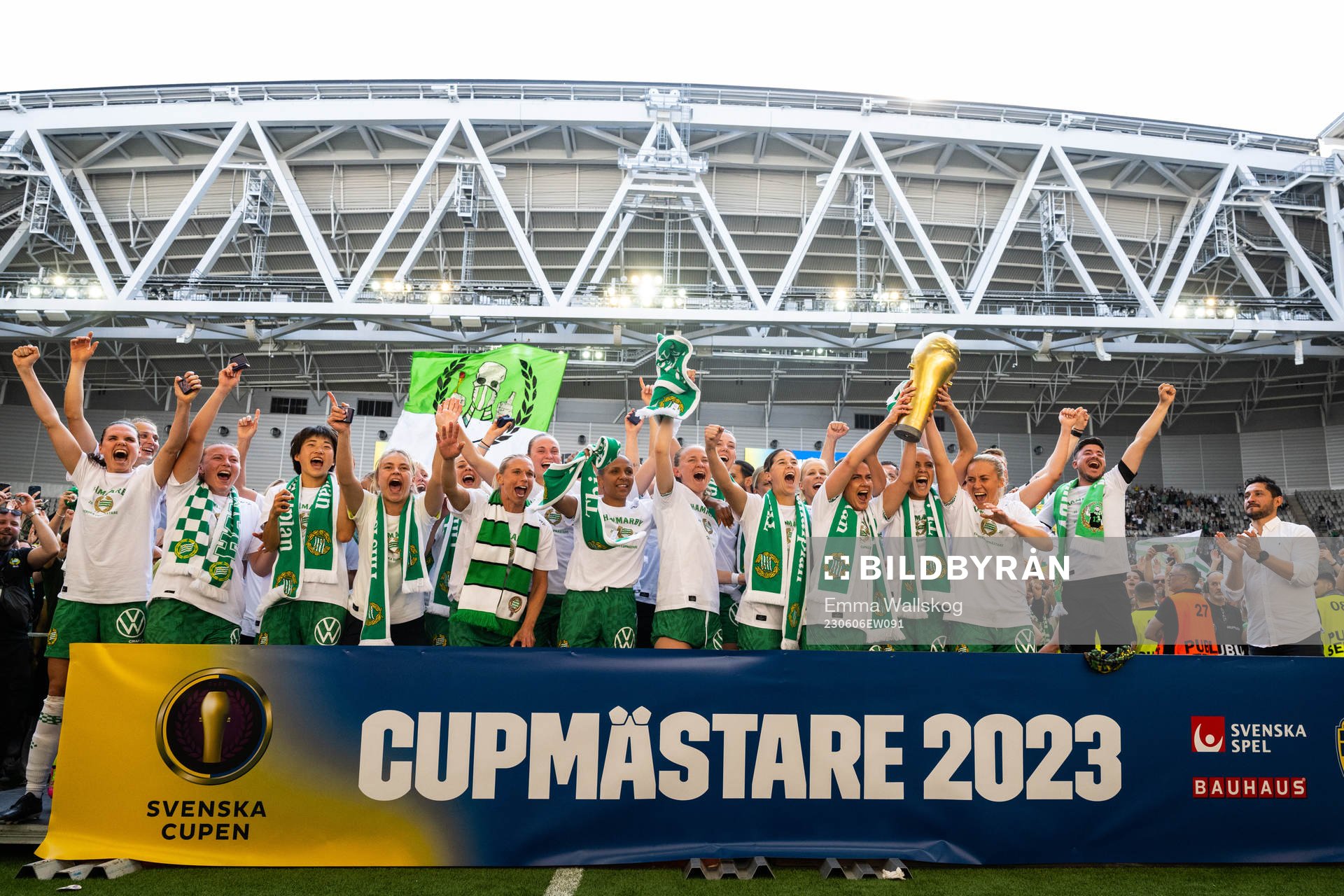 Hammarbys spelare jublar med pokalen
