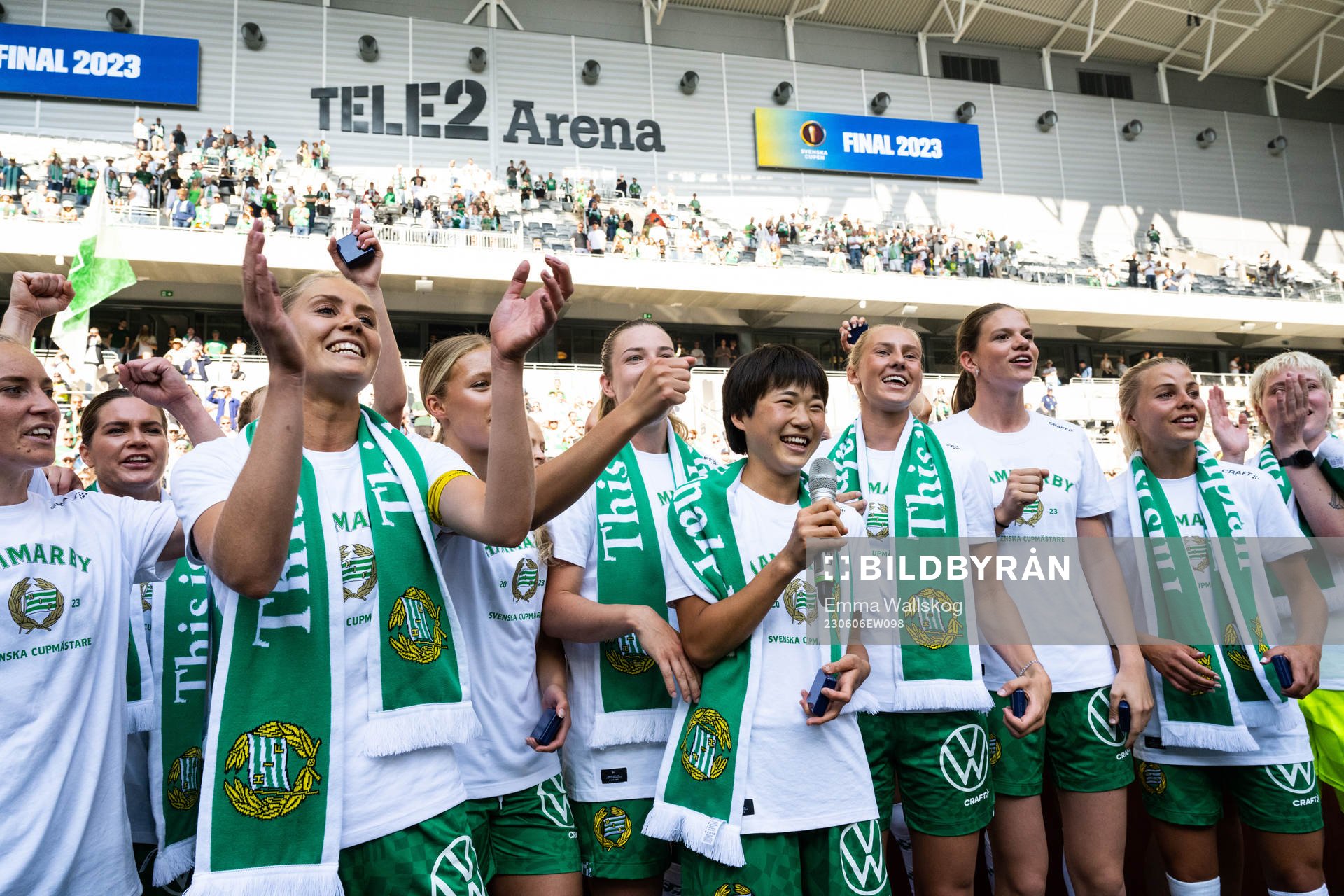 Hammarbys Maika Hamano jublar med lagkamrater