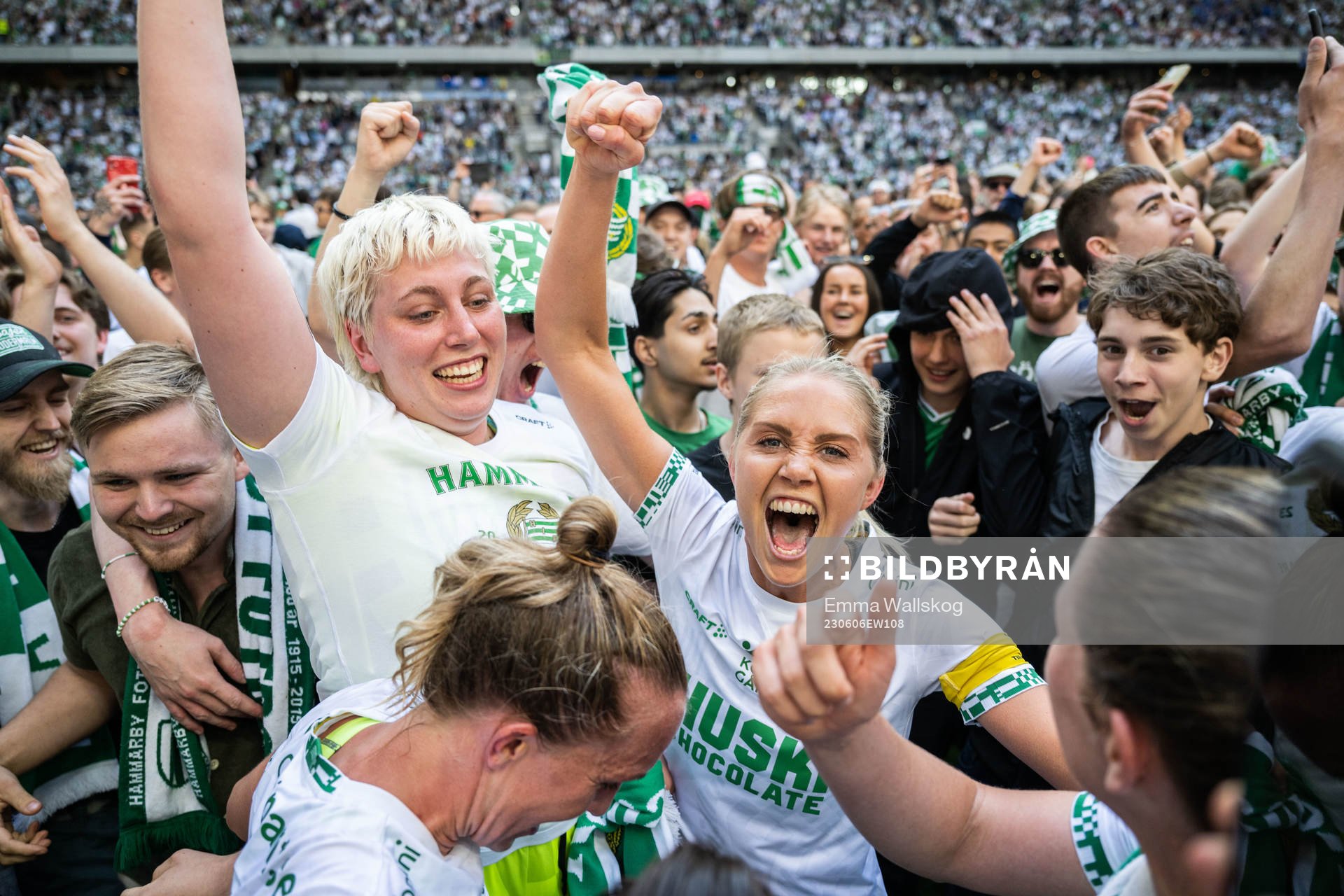 Hammarbys målvakt Moa Edrud och Alice Carlsson jublar