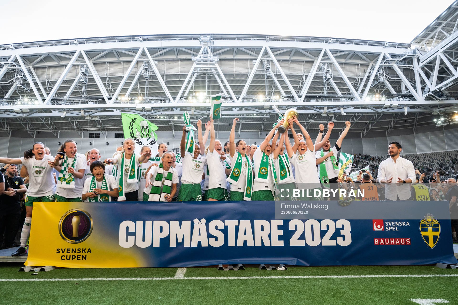 Hammarbys spelare jublar med pokalen