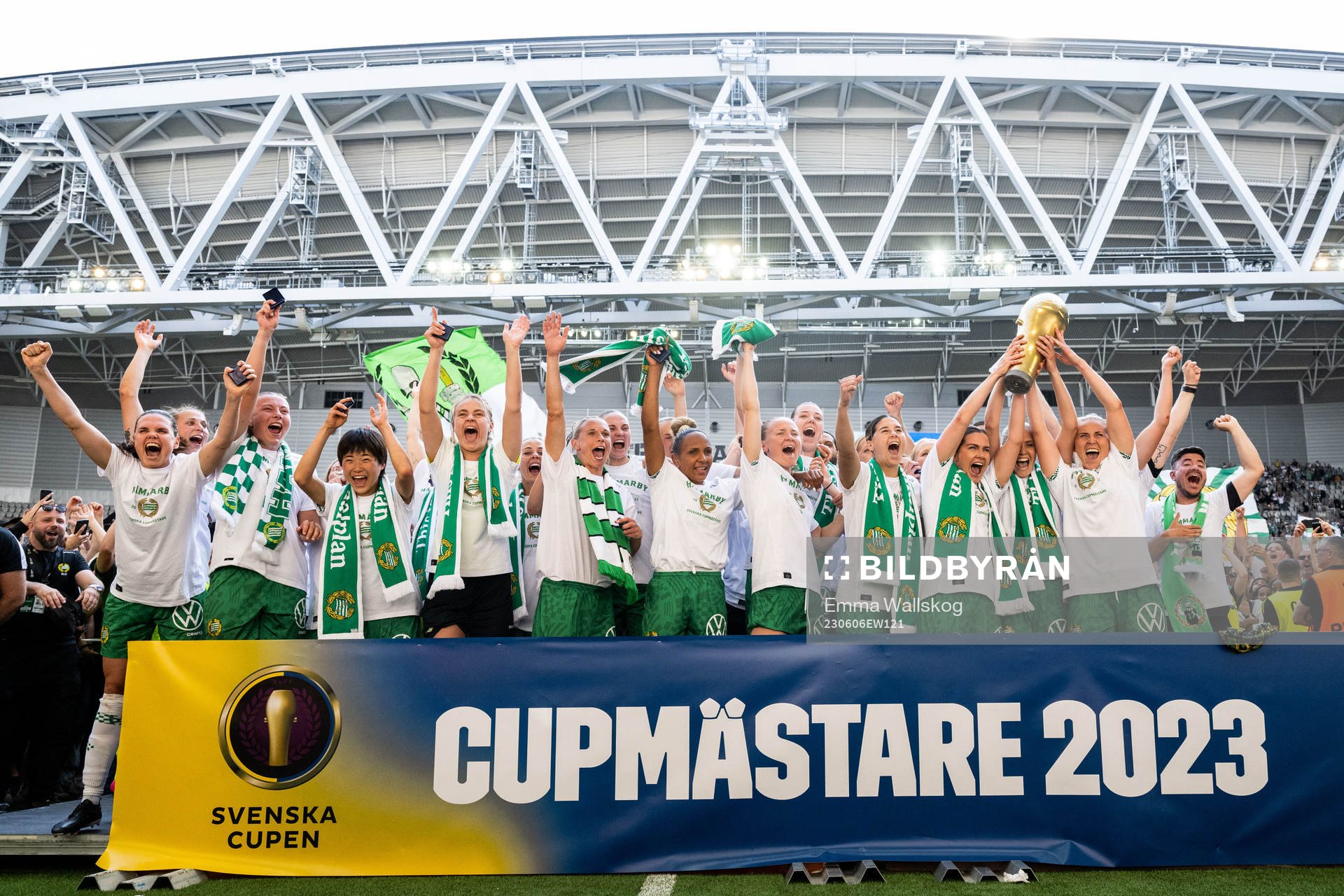 Hammarbys spelare jublar med pokalen