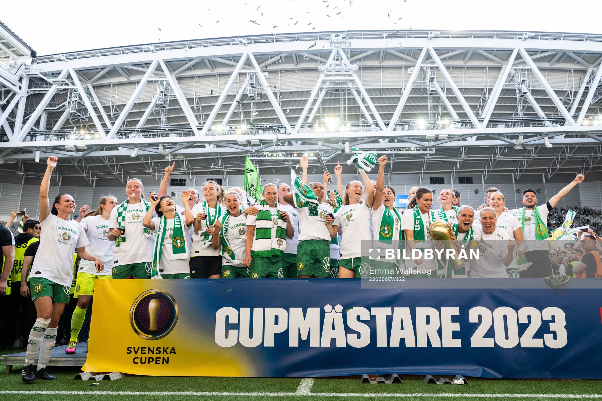 Hammarbys spelare jublar med pokalen