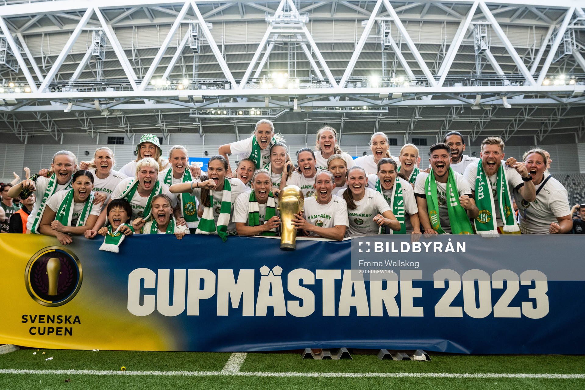 Hammarbys spelare jublar med pokalen