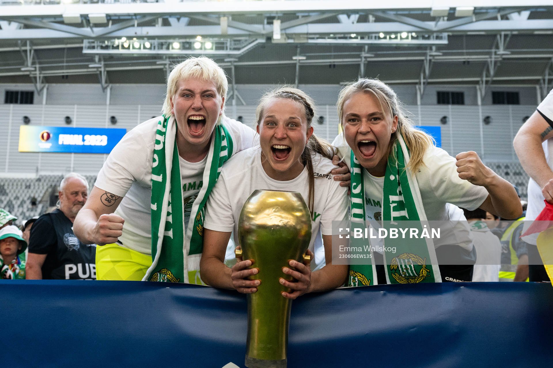Hammarbys målvakt Moa Edrud, målvakt Anna Tamminen och målvakt Ella Wilson efter finalen i Svenska Cupen mellan Hammarby och Häcken den 6 juni 2023 i Stockholm.