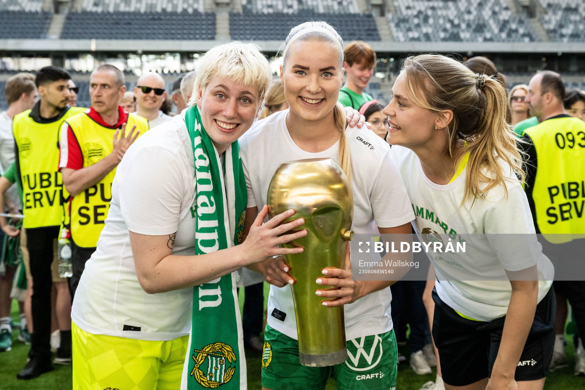 Hammarbys målvakt Moa Edrud, Eva Nyström och målvakt