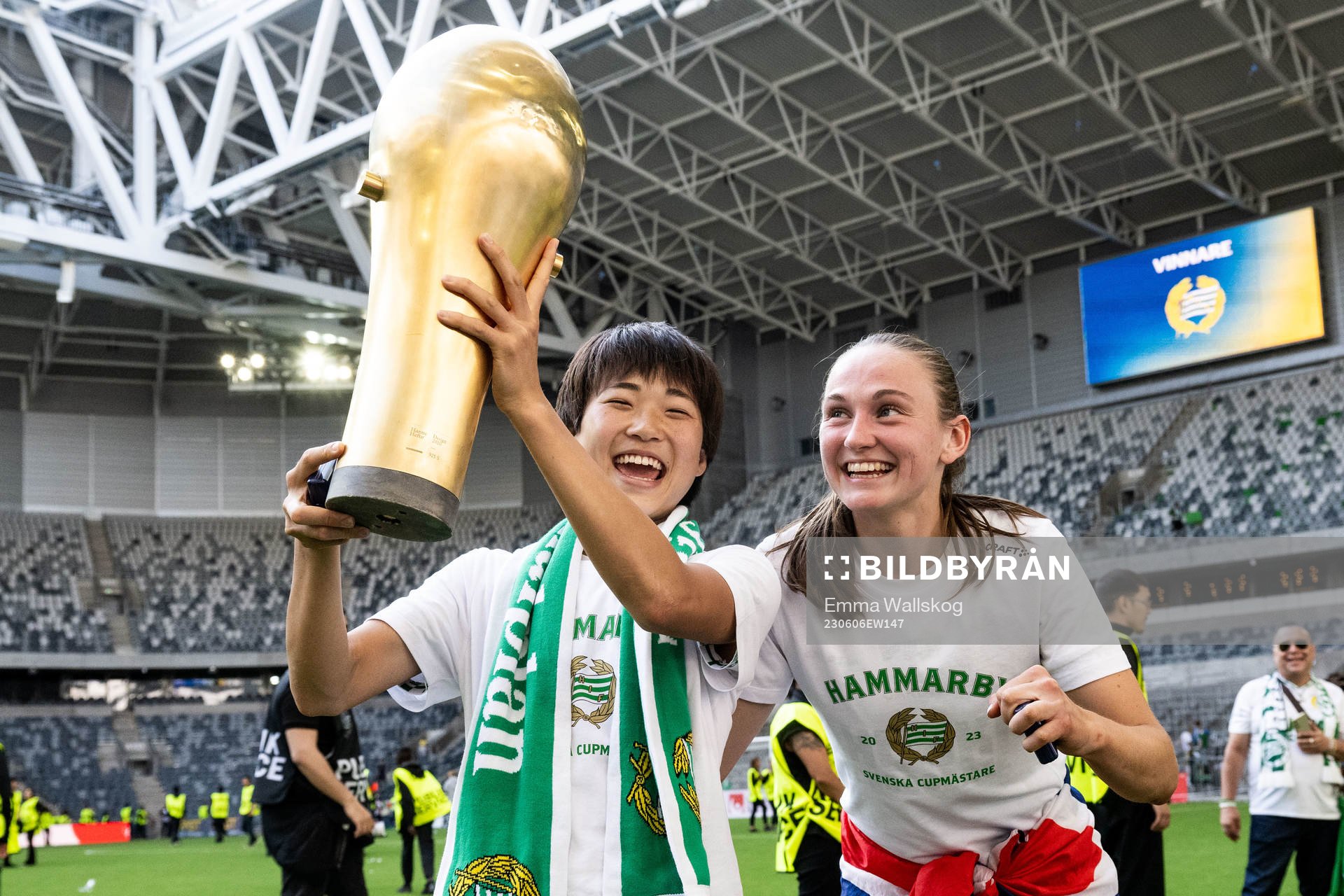Hammarbys Maika Hamano och Vilde Hasund jublar