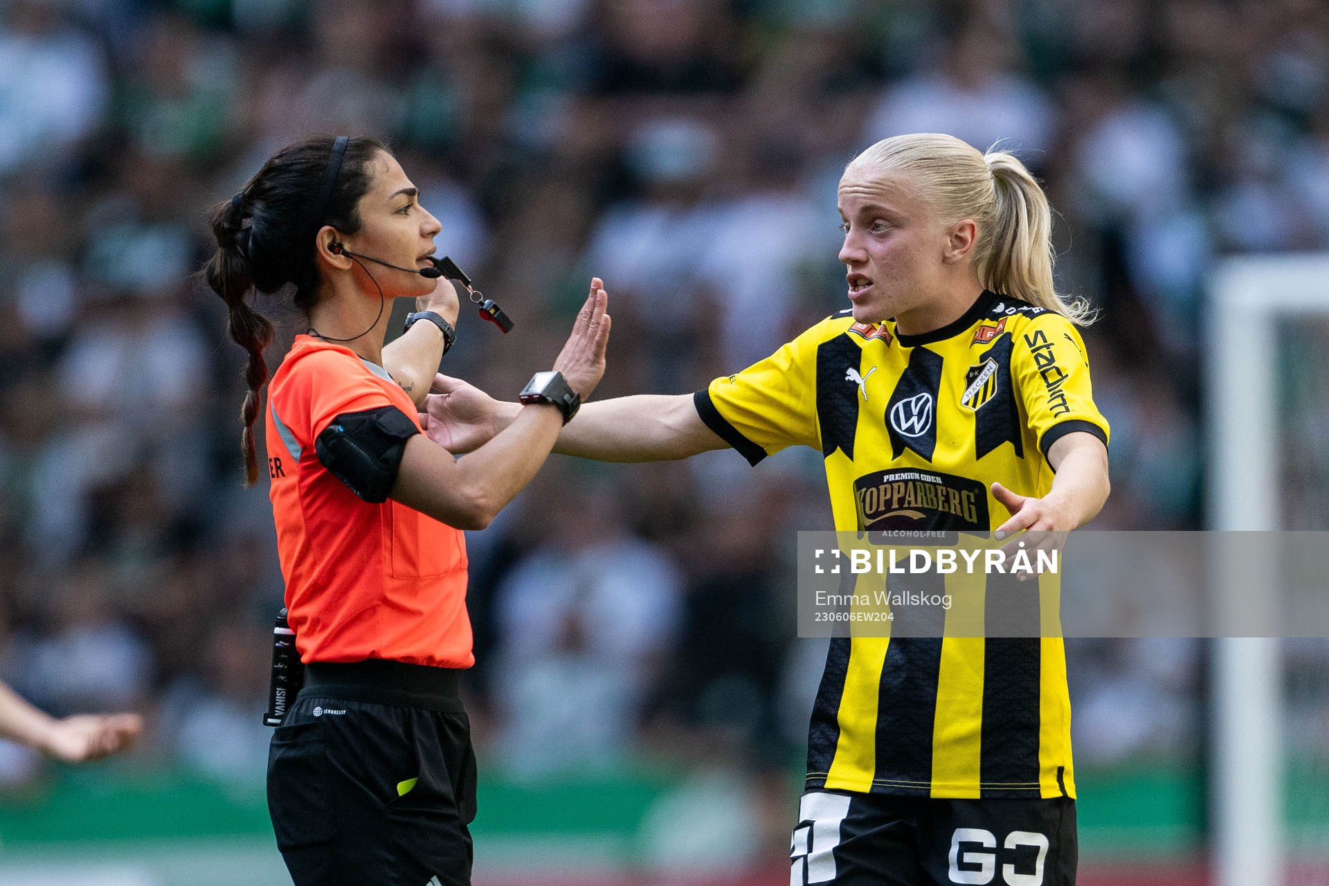 Häckens Anna Sandberg reagerar mot Domare Maral Mirzai