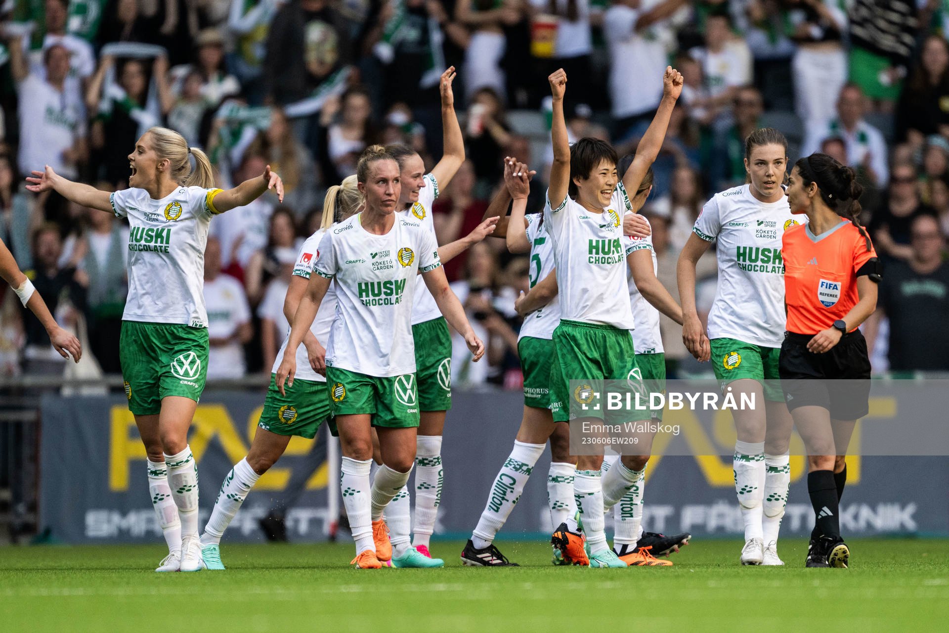 Hammarbys Maika Hamano jublar med lagkamrater