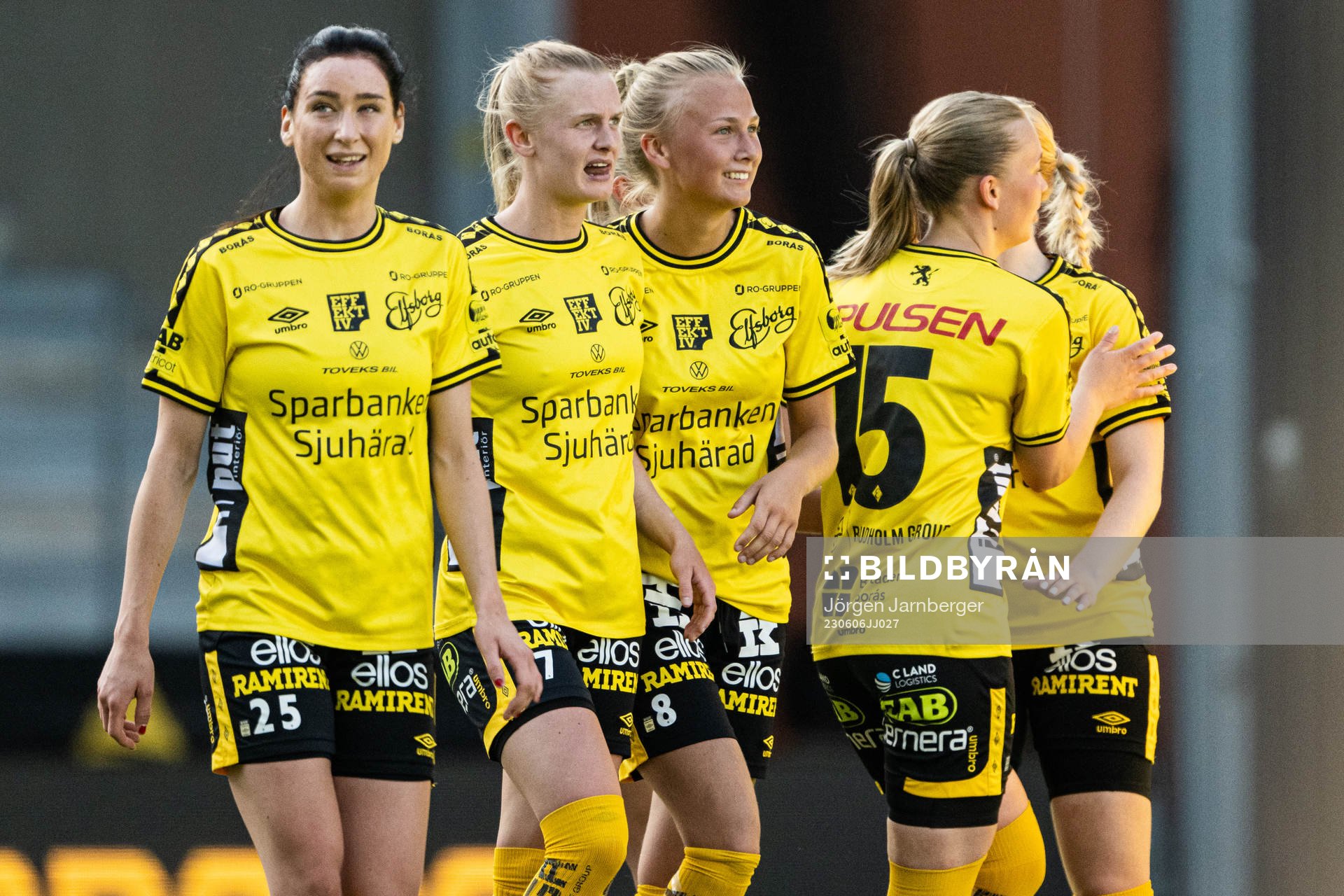 Elfsborgs Hanna Jiozon jublar med Izabella Bergström och Linn Sångberg efter 2-0 under fotbollsmatchen i Div 2 Nordvästra Götaland mellan Elfsborg och Vänersborg den 6 juni 2023 i Borås.