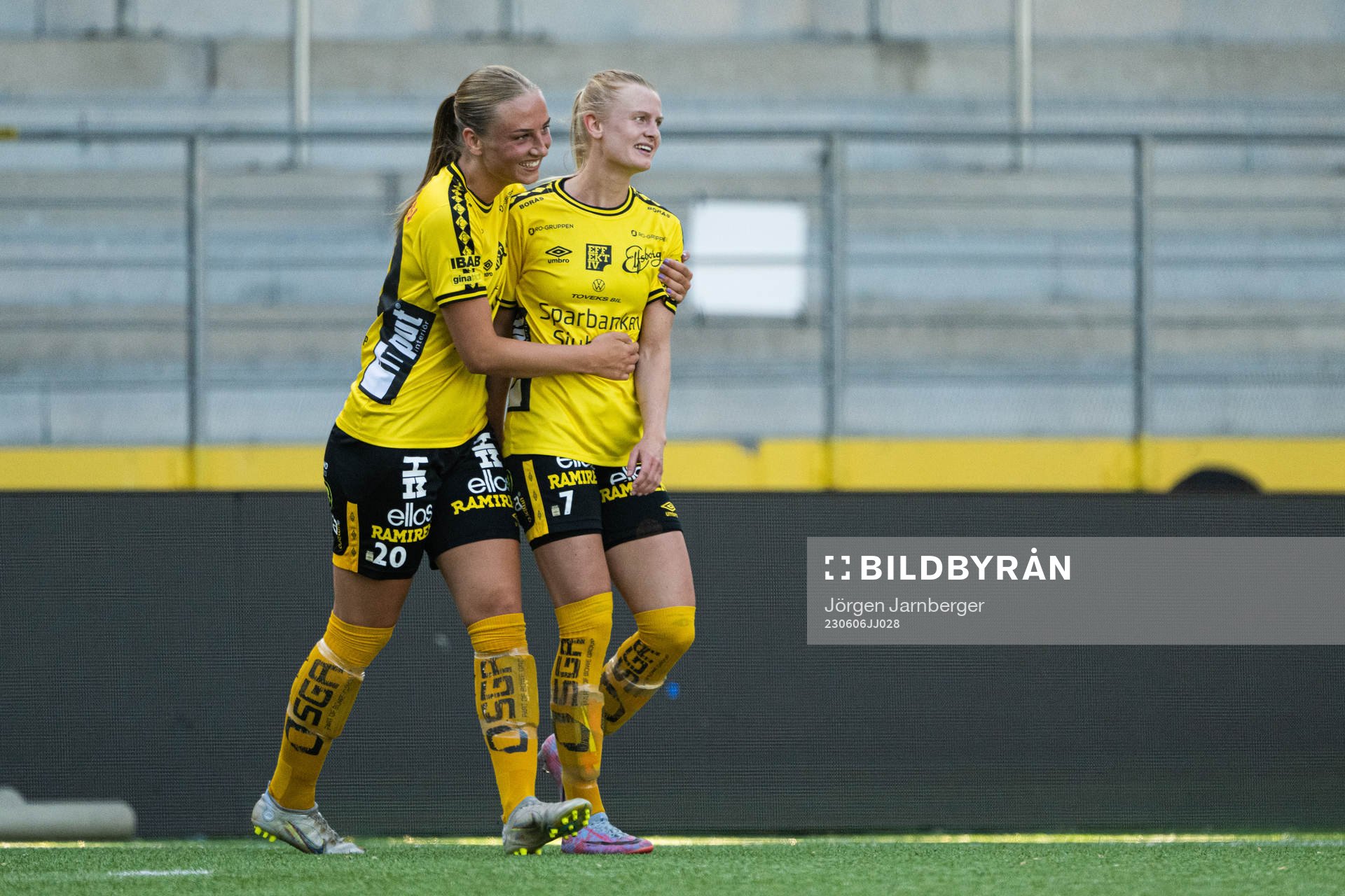 Elfsborgs Hanna Jiozon jublar med Stina Jensen