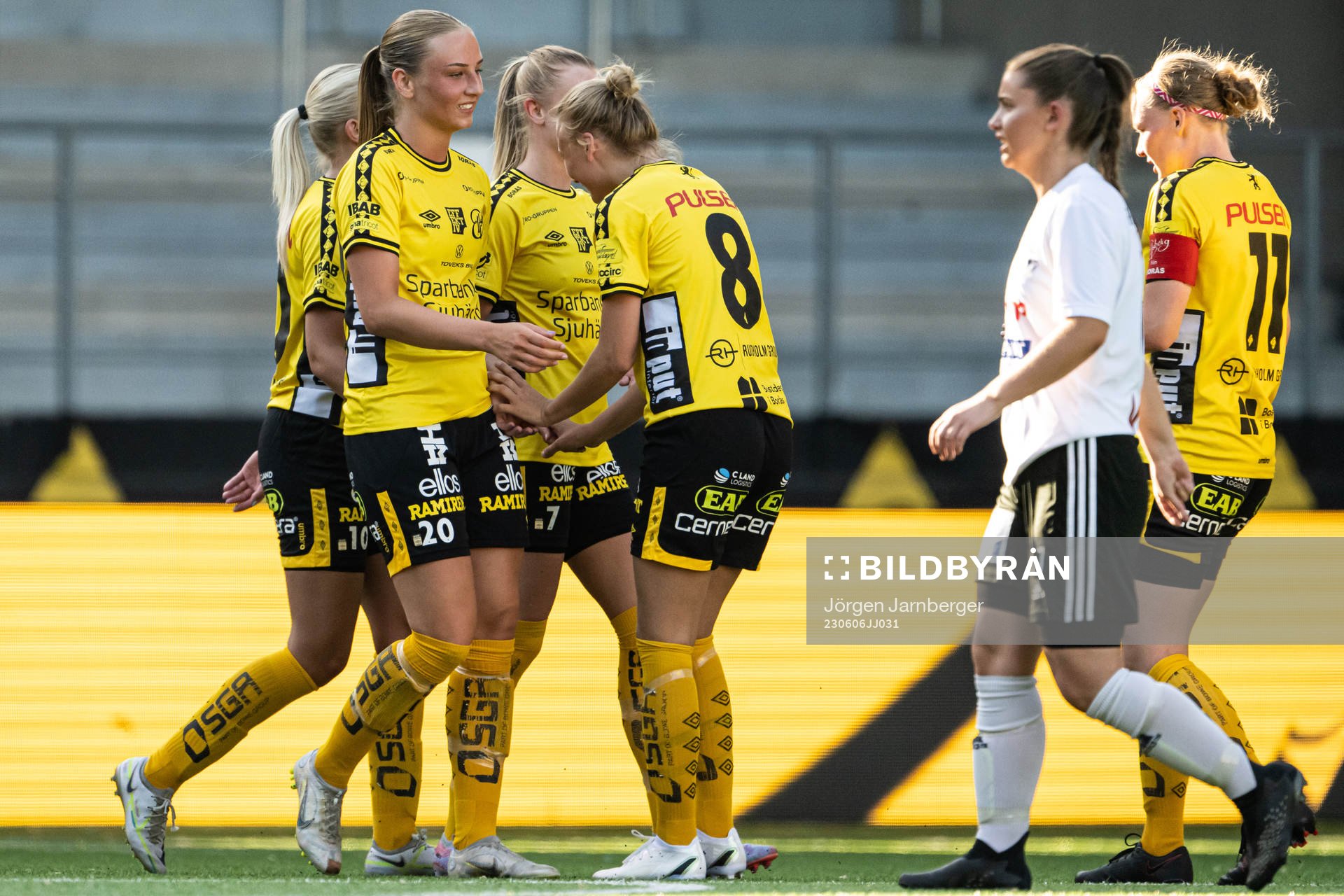 Elfsborgs Stina Jensen jublar med lagkamrater