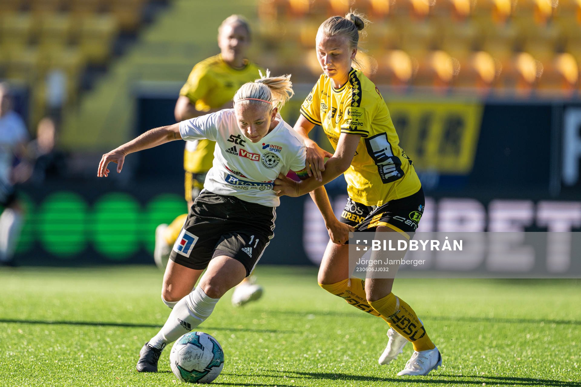 Vänersborgs Malin Wallgren och Elfsborgs Linn Sångberg under fotbollsmatchen i Div 2 Nordvästra Götaland mellan Elfsborg och Vänersborg den 6 juni 2023 i Borås. 
